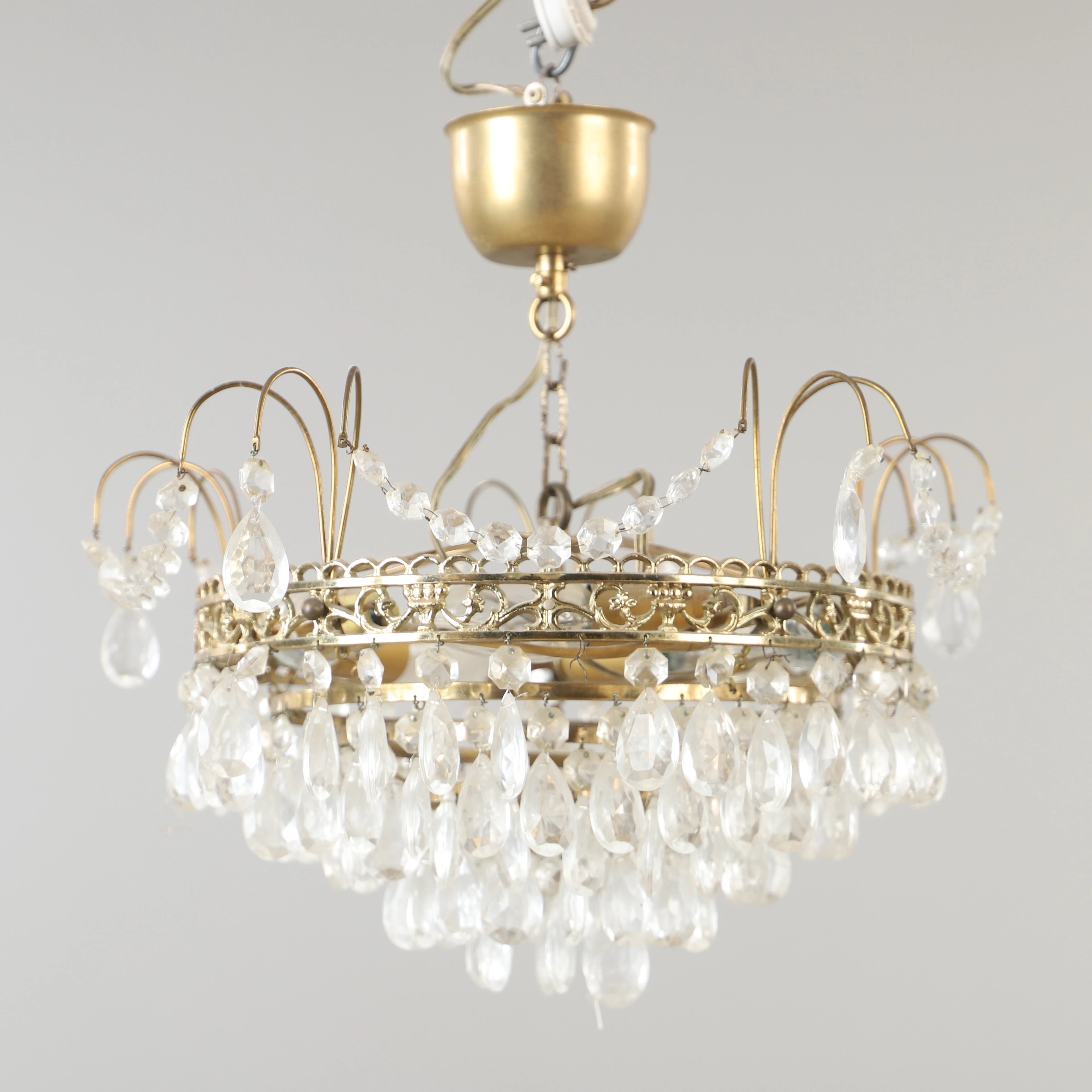 TAKLAMPA, mässing och prismor, 1900-talets mitt.