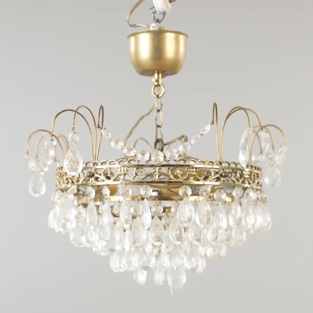 TAKLAMPA, mässing och prismor, 1900-talets mitt.