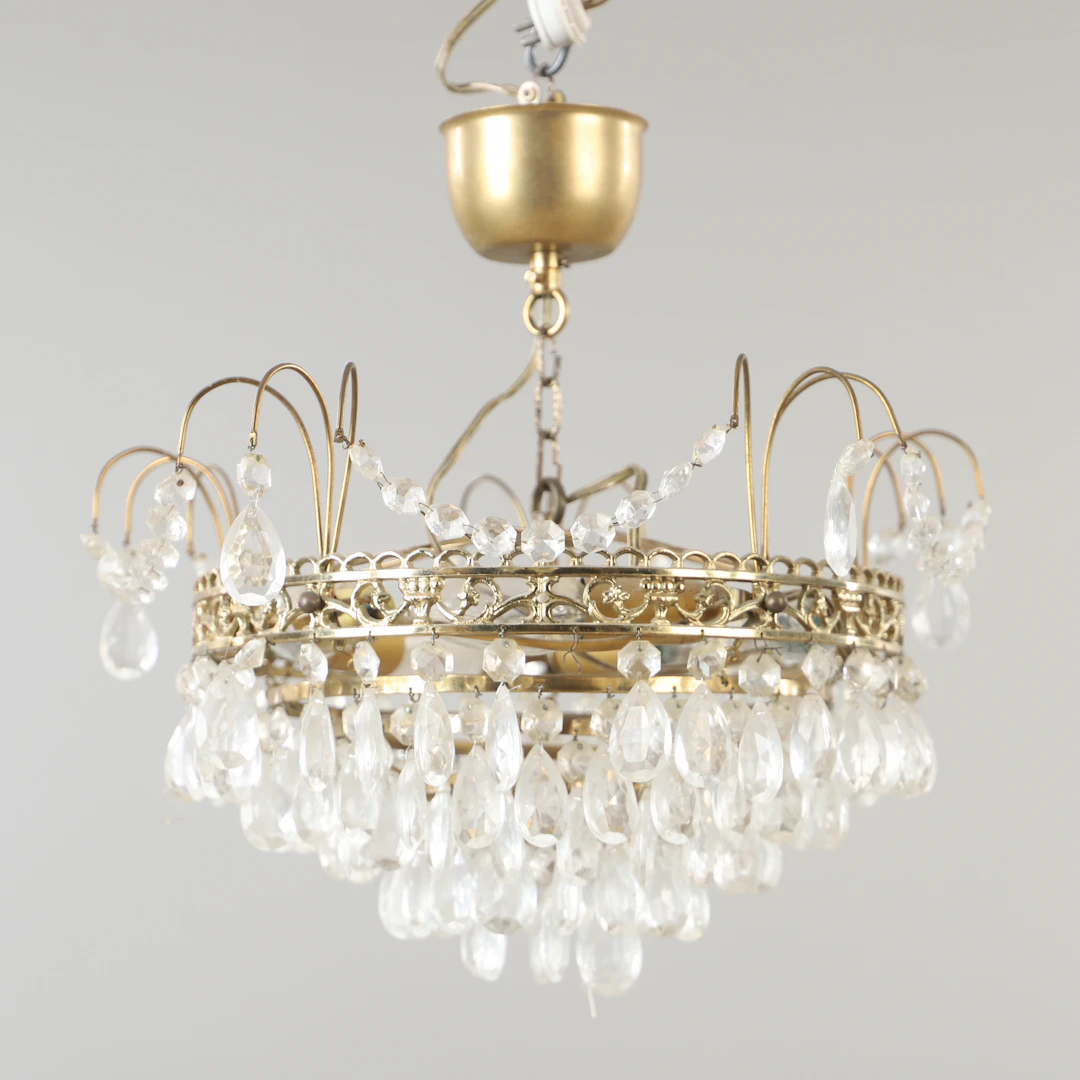 TAKLAMPA, mässing och prismor, 1900-talets mitt.