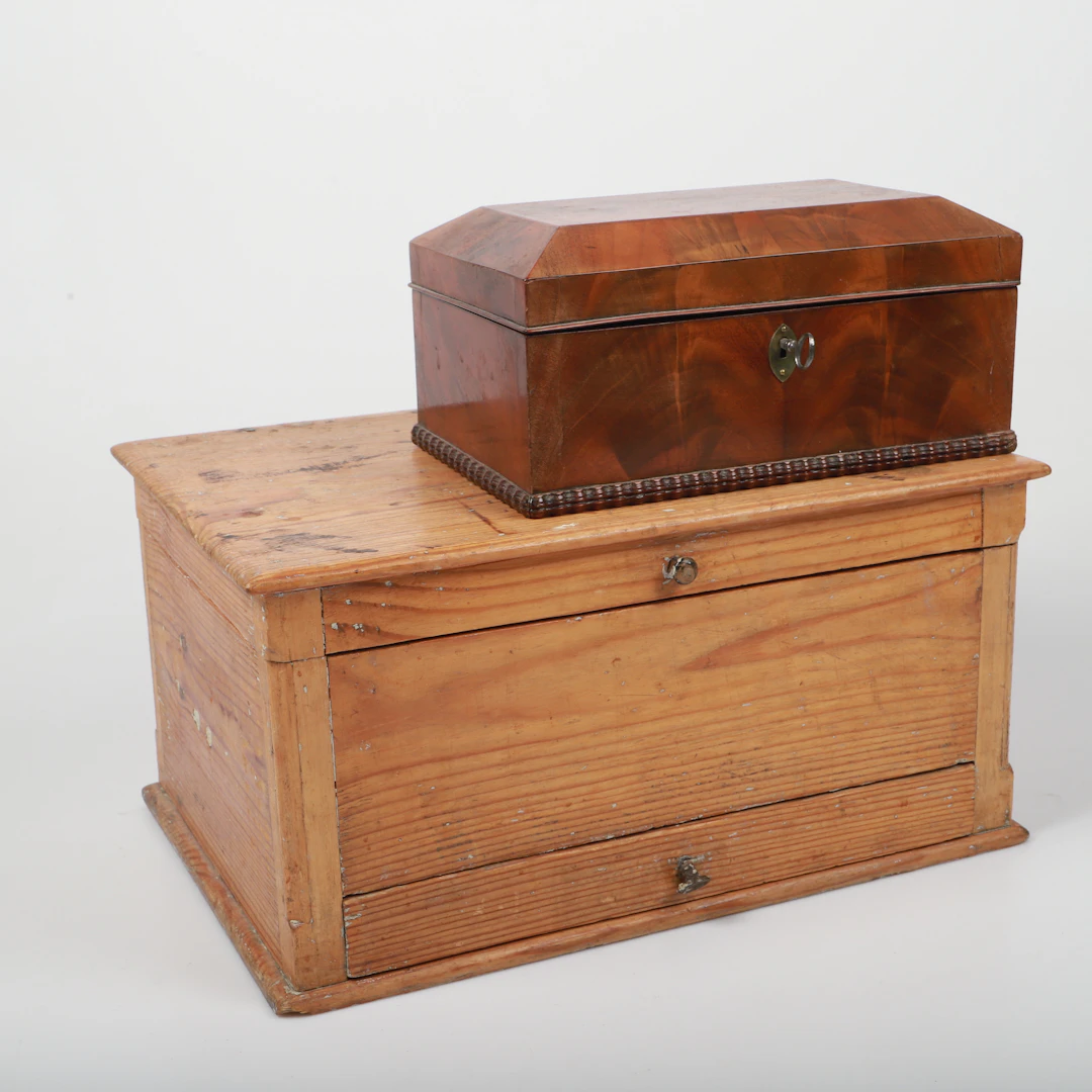 SOCKERLÅDA SAMT SKRIN, mahogny och furu, sekelskiftet 1800-/1900-tal.