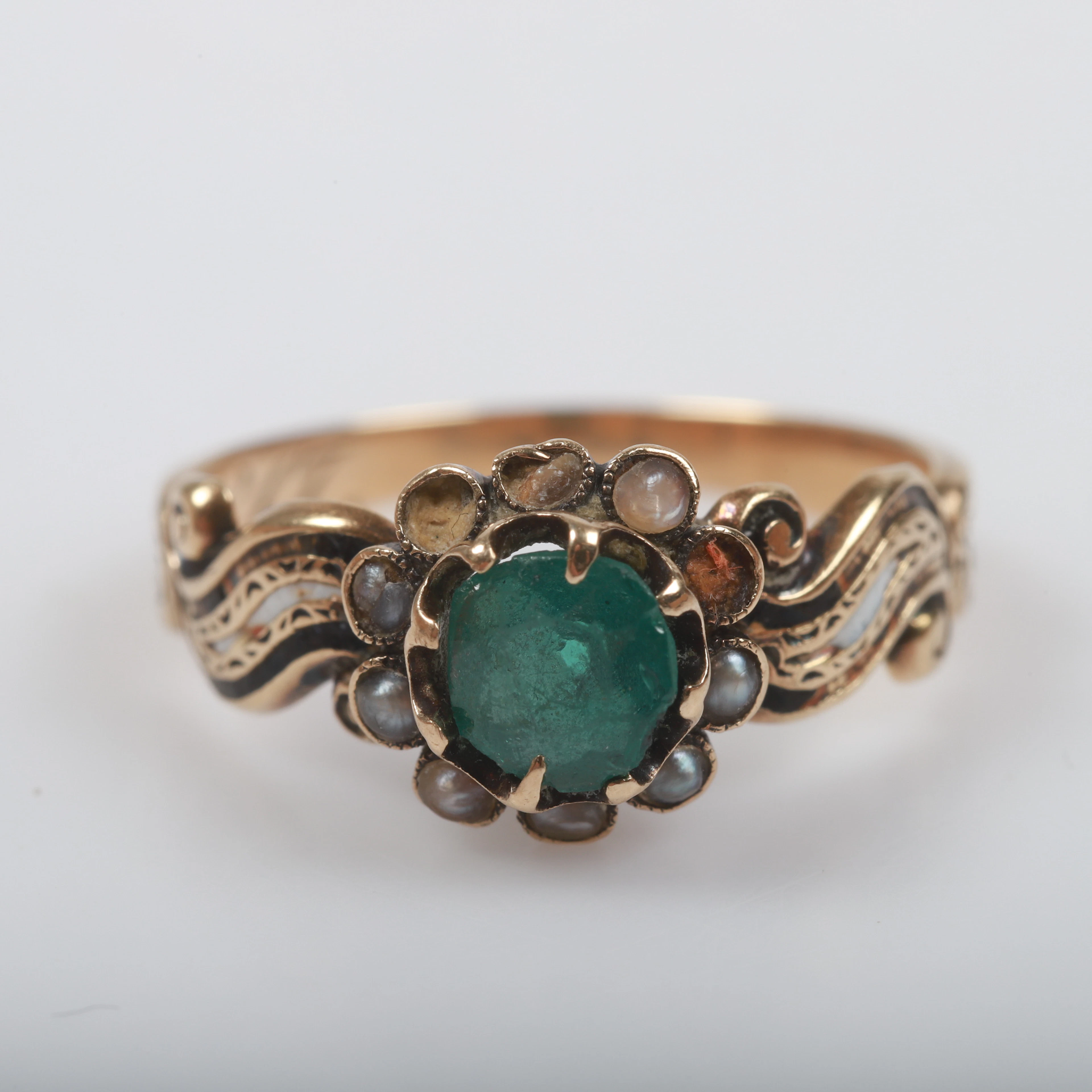 RING, 14 K guld med fasettslipad sten och fröpärlor.