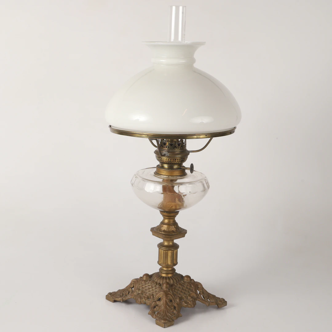 BORDSFOTOGENLAMPA, bronserad metall/glas, sekelskiftet 1800/1900.