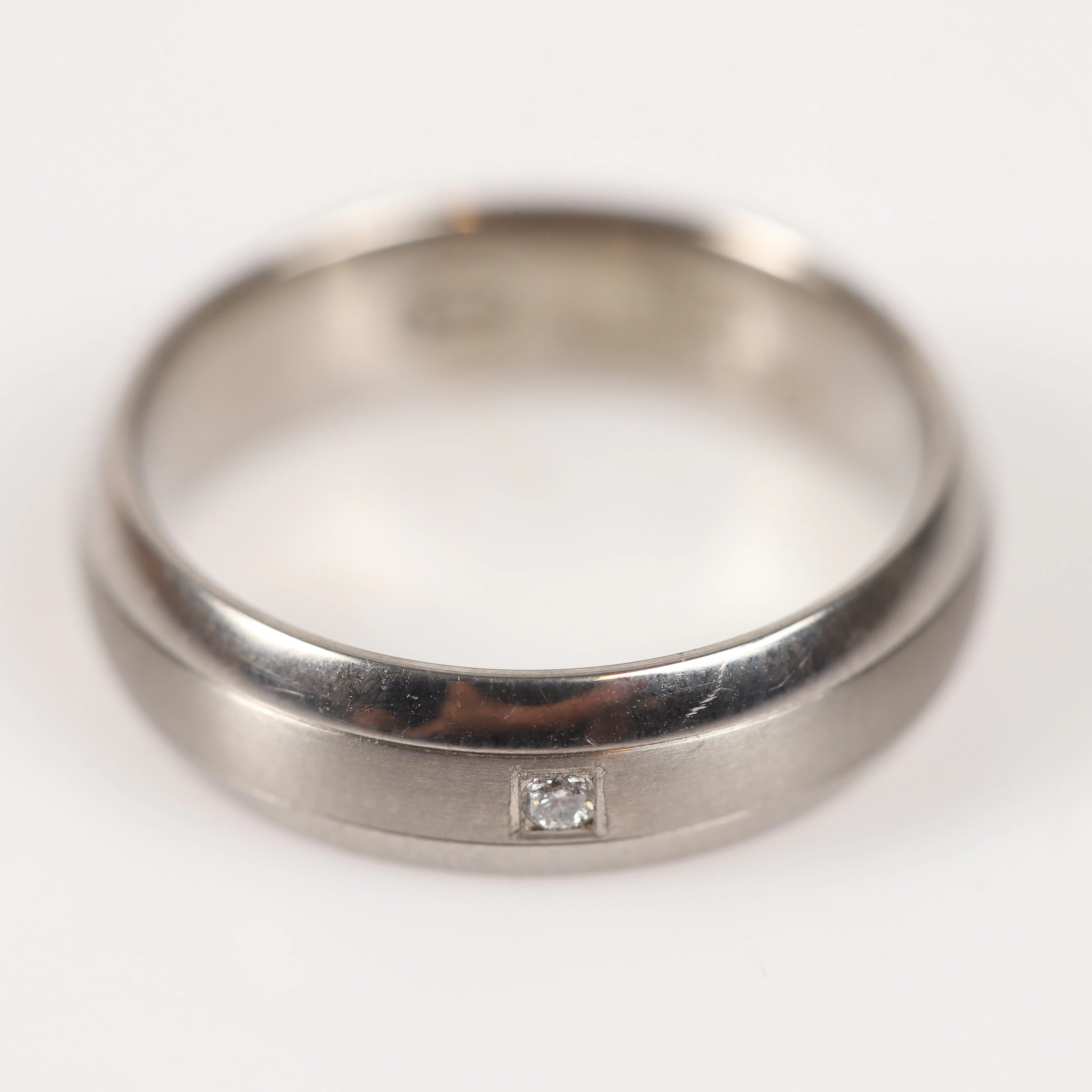 RING, titan med briljantslipad diamant, 0,02 ct.