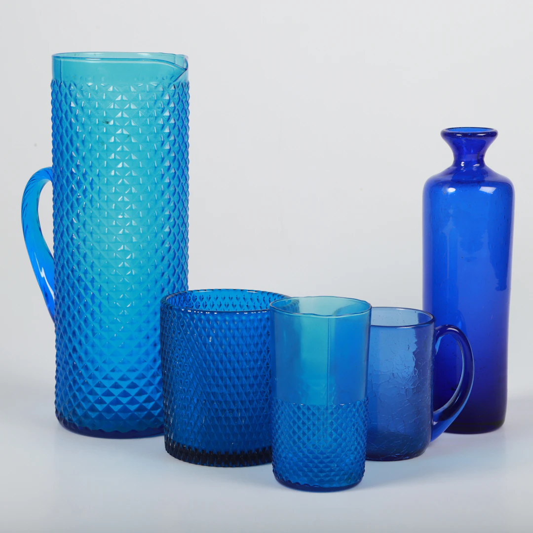 KANNA, VAS M. M., 5 delar, blått glas, 1900-talets andra hälft.