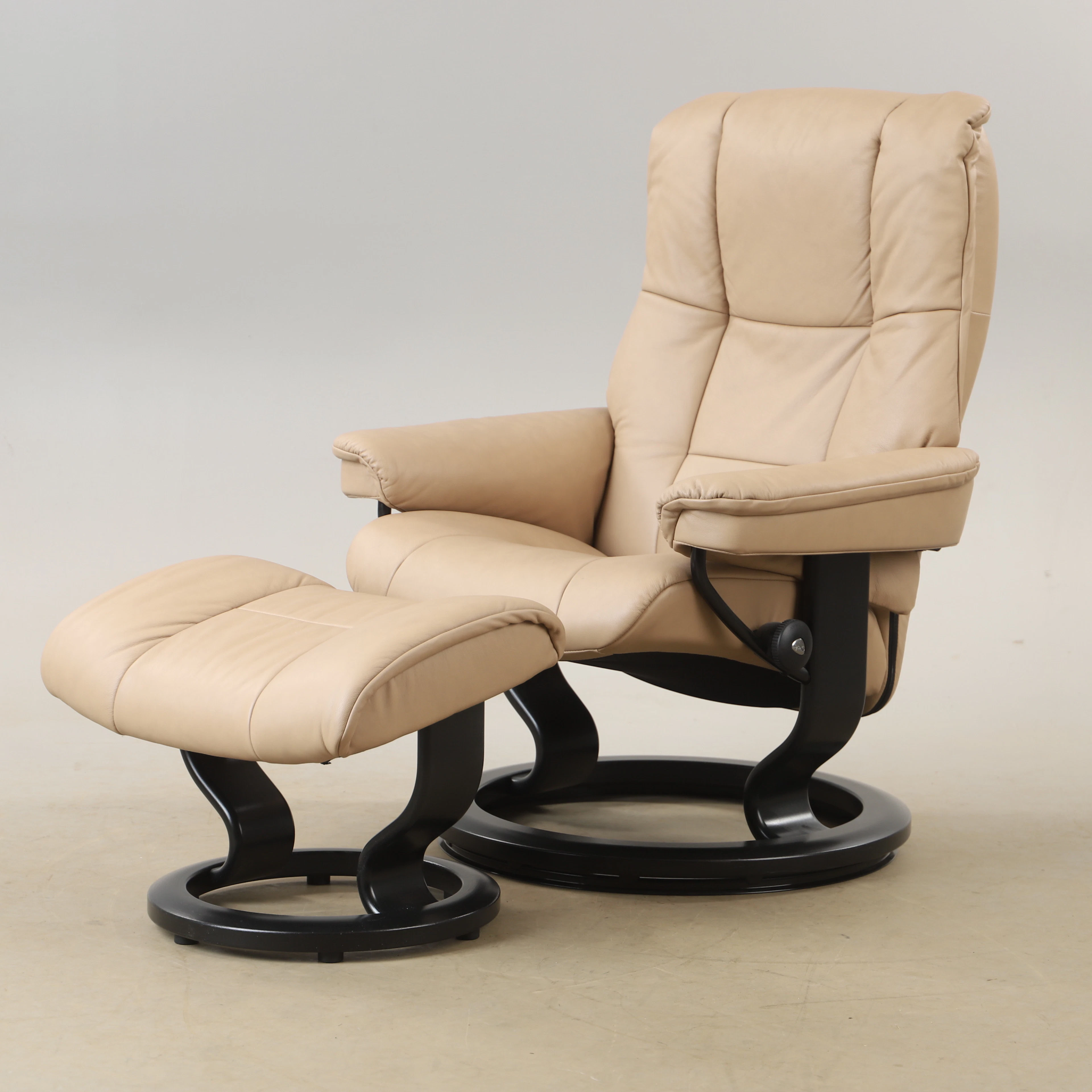 FÅTÖLJ MED FOTPALL, "Mayfair", skinnklädsel, "Stressless", Ekornes, Norge.
