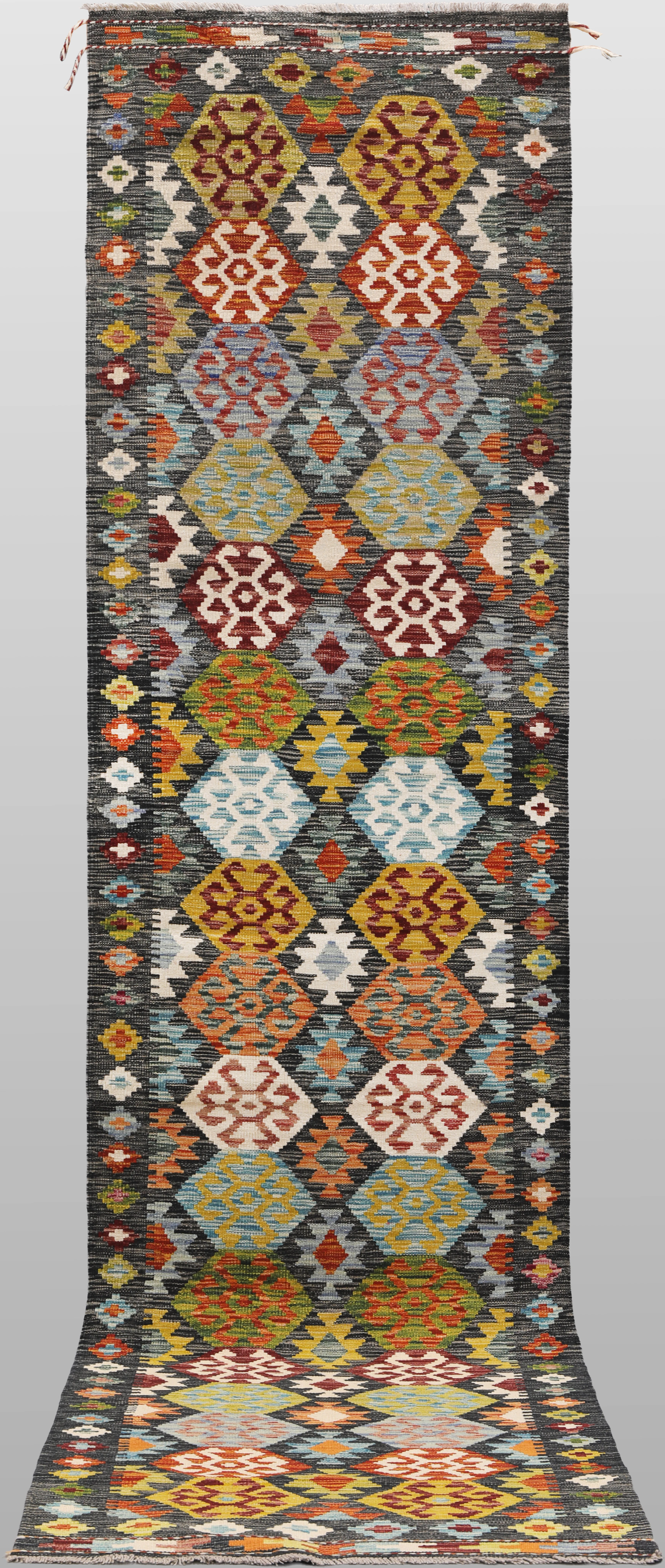 MATTA, "Kelim", galleri, 394 x 83 cm.