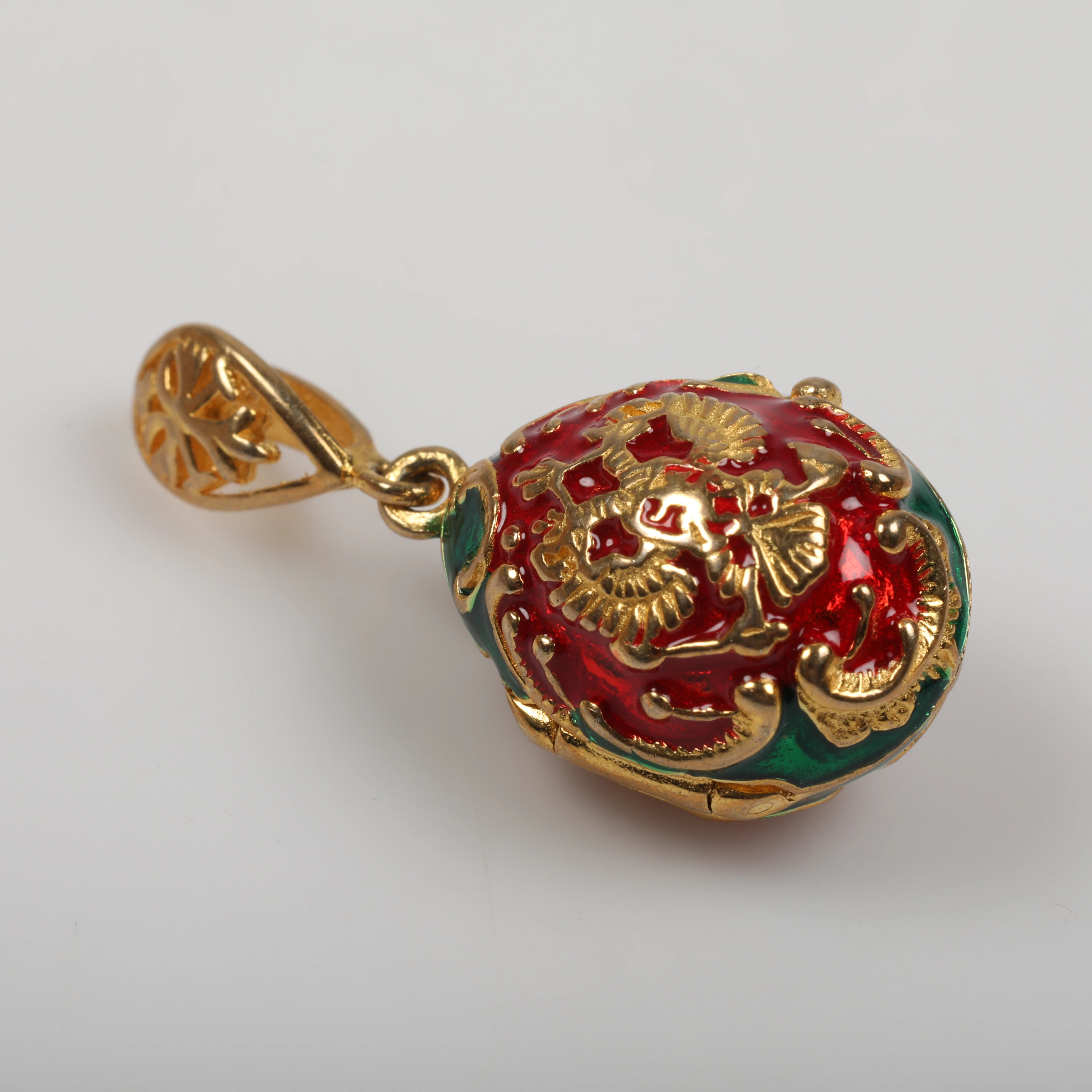 HÄNGE, ägg i Fabergé-stil, förgyllt sterlingsilver med emaljerad dekor
