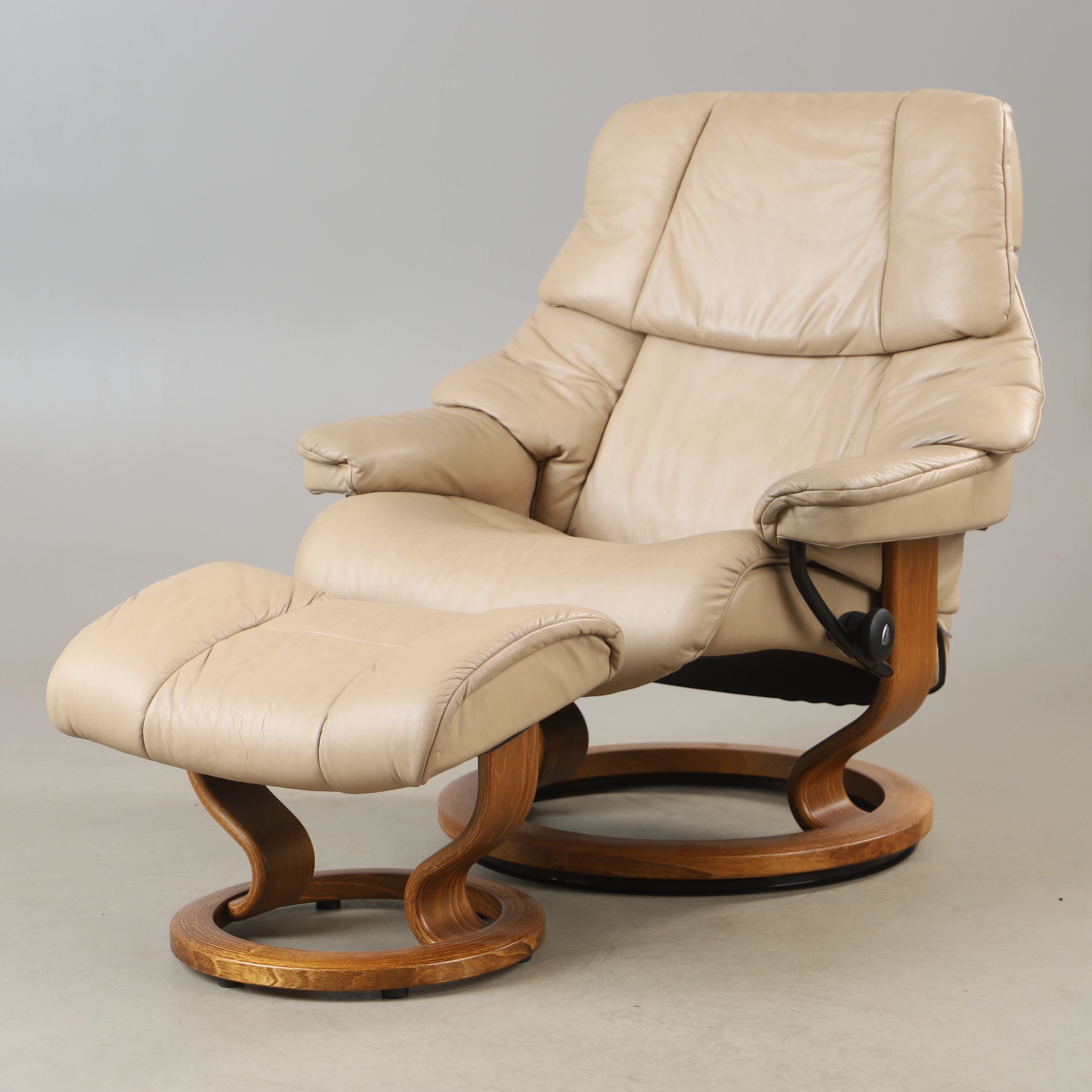 SNURRFÅTÖLJ MED FOTPALL, skinnklädsel, "Stressless", Ekornes, Norge.