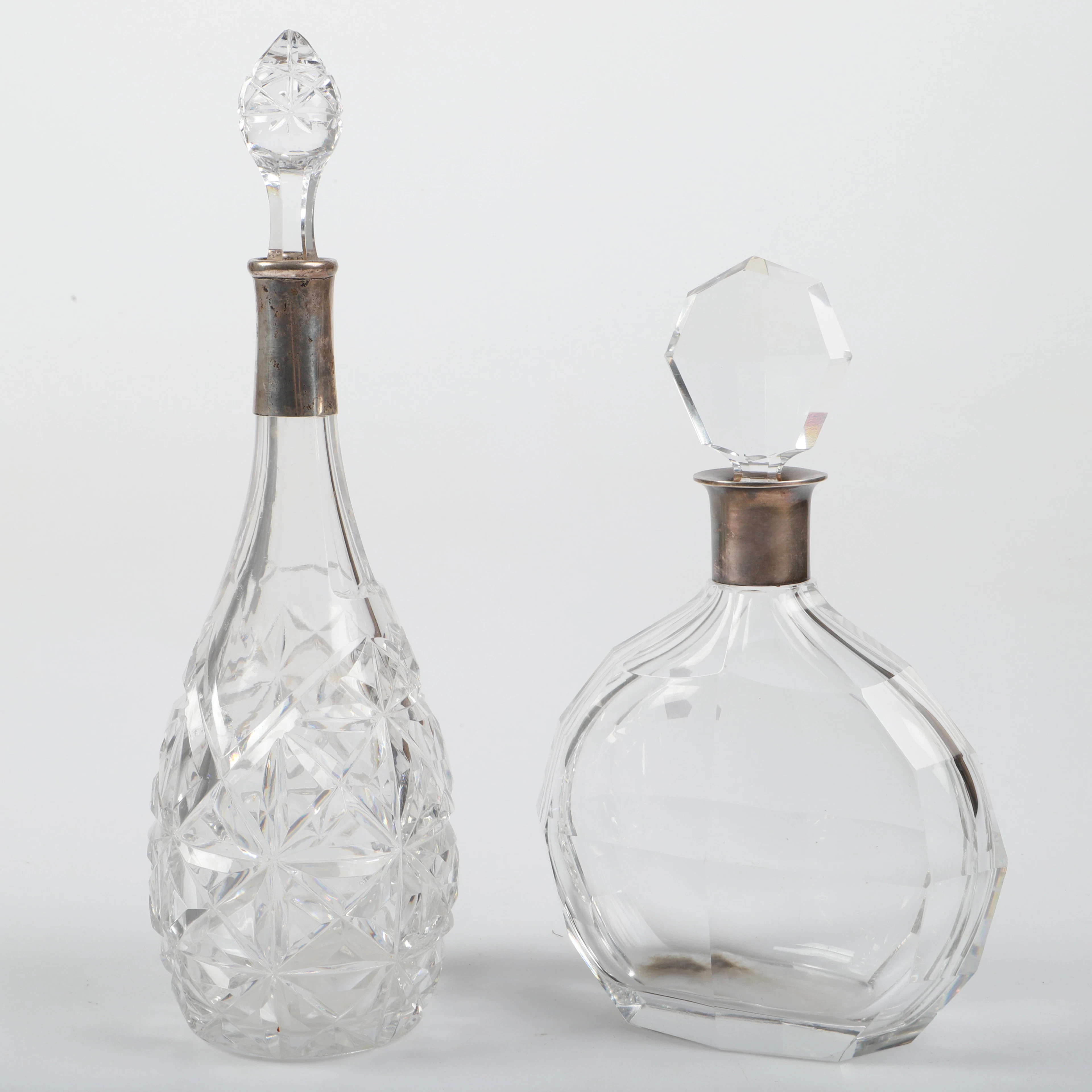 karaffer, 2 stycken, glas med silverinfattad mynning, 1900-talets första hälft.