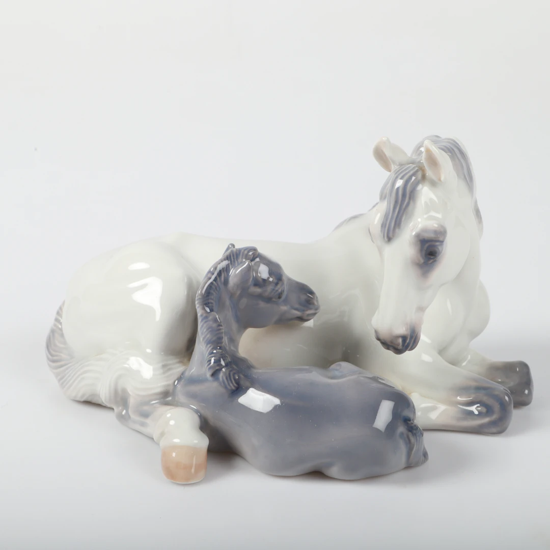 FIGURIN, häst med föl porslin, Royal Copenhagen, Danmark.