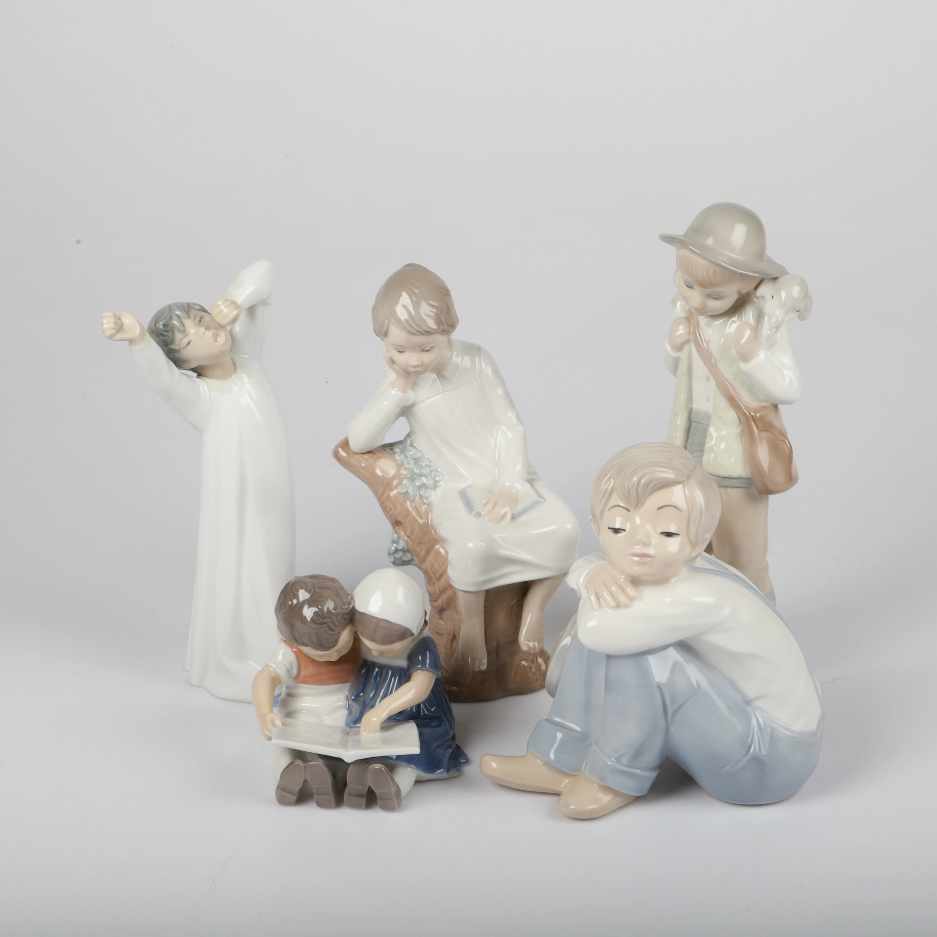 FIGURINER, 5 stycken, porslin, bl. a. Lladro och Bing & Gröndahl.