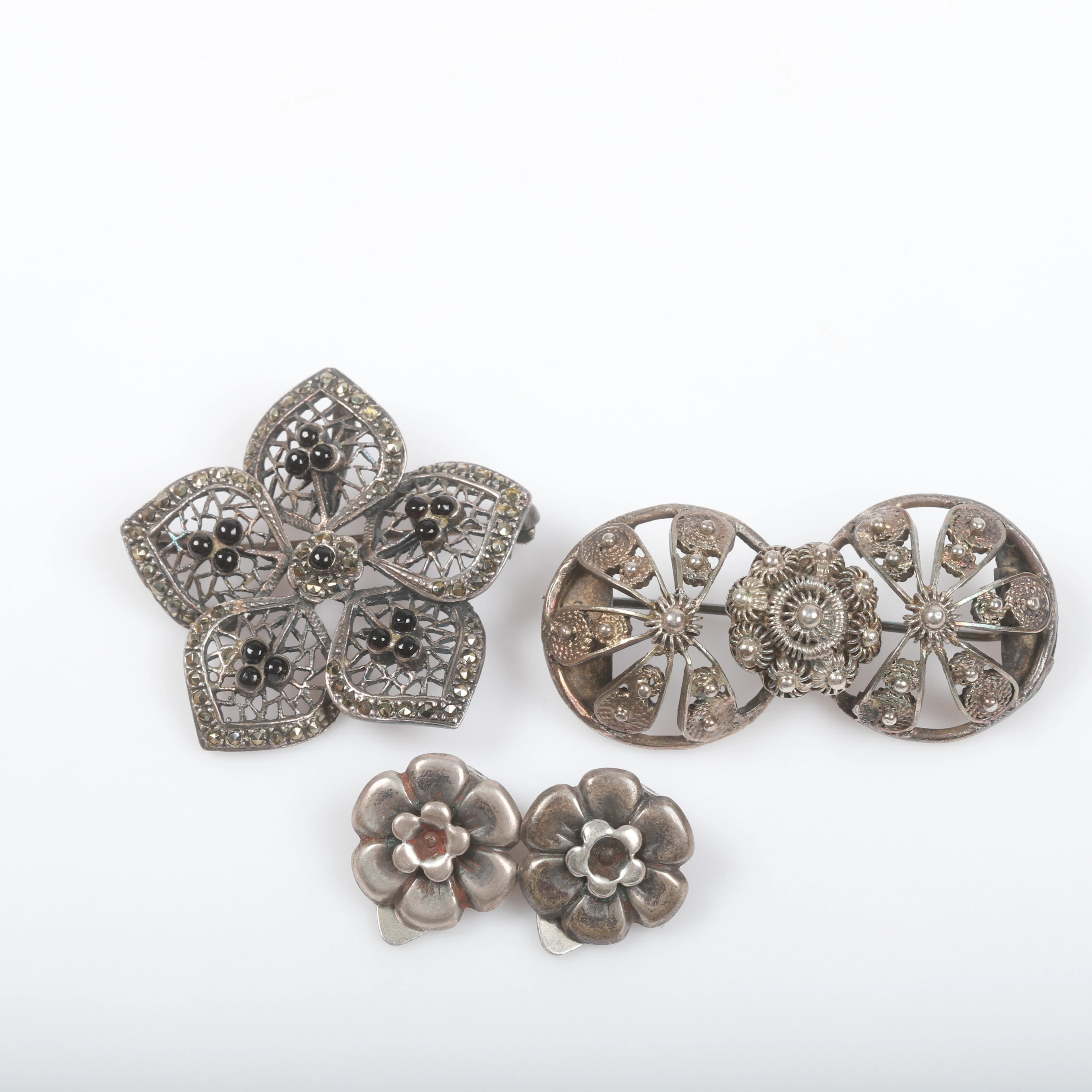 BROSCHER SAMT ÖRHÄNGEN, 3 delar, silver.