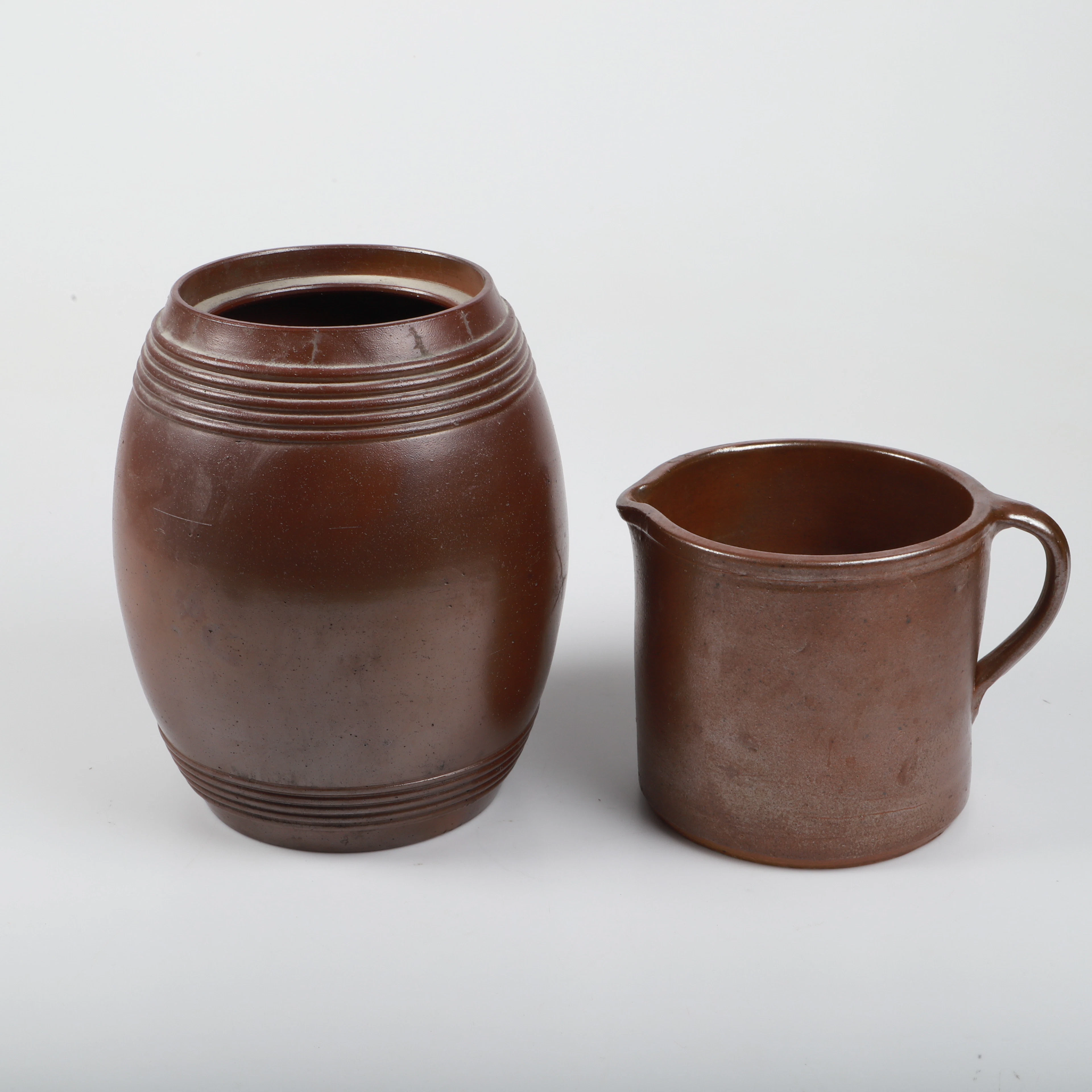 KRUS, 2 stycken, saltglaserad keramik, bl. a. Wallåkra.