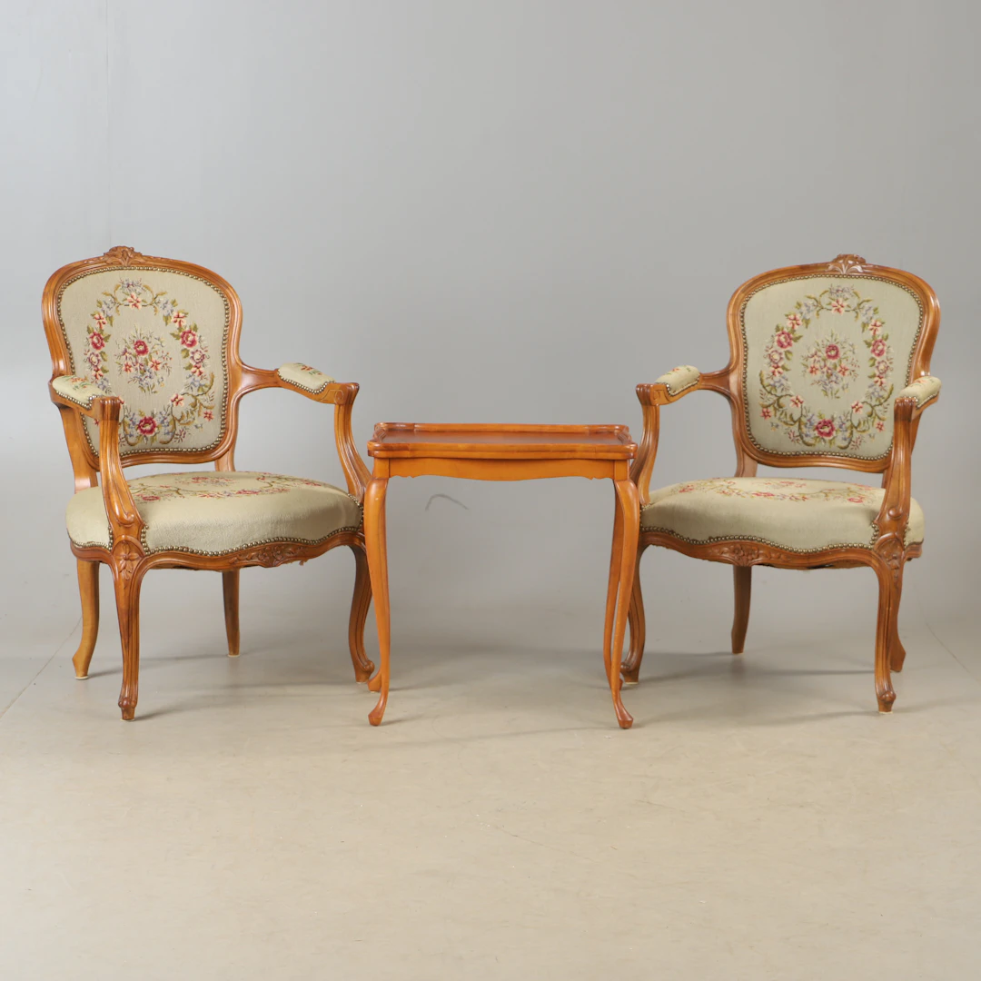 SITTGRUPP, 3 delar, broderade sitsar, rokokostil.