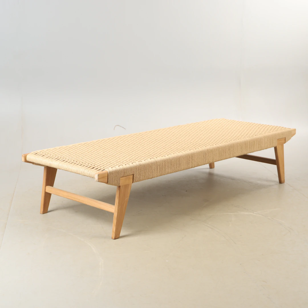 DAGBÄDD, teak och snörad klädsel, samtida.