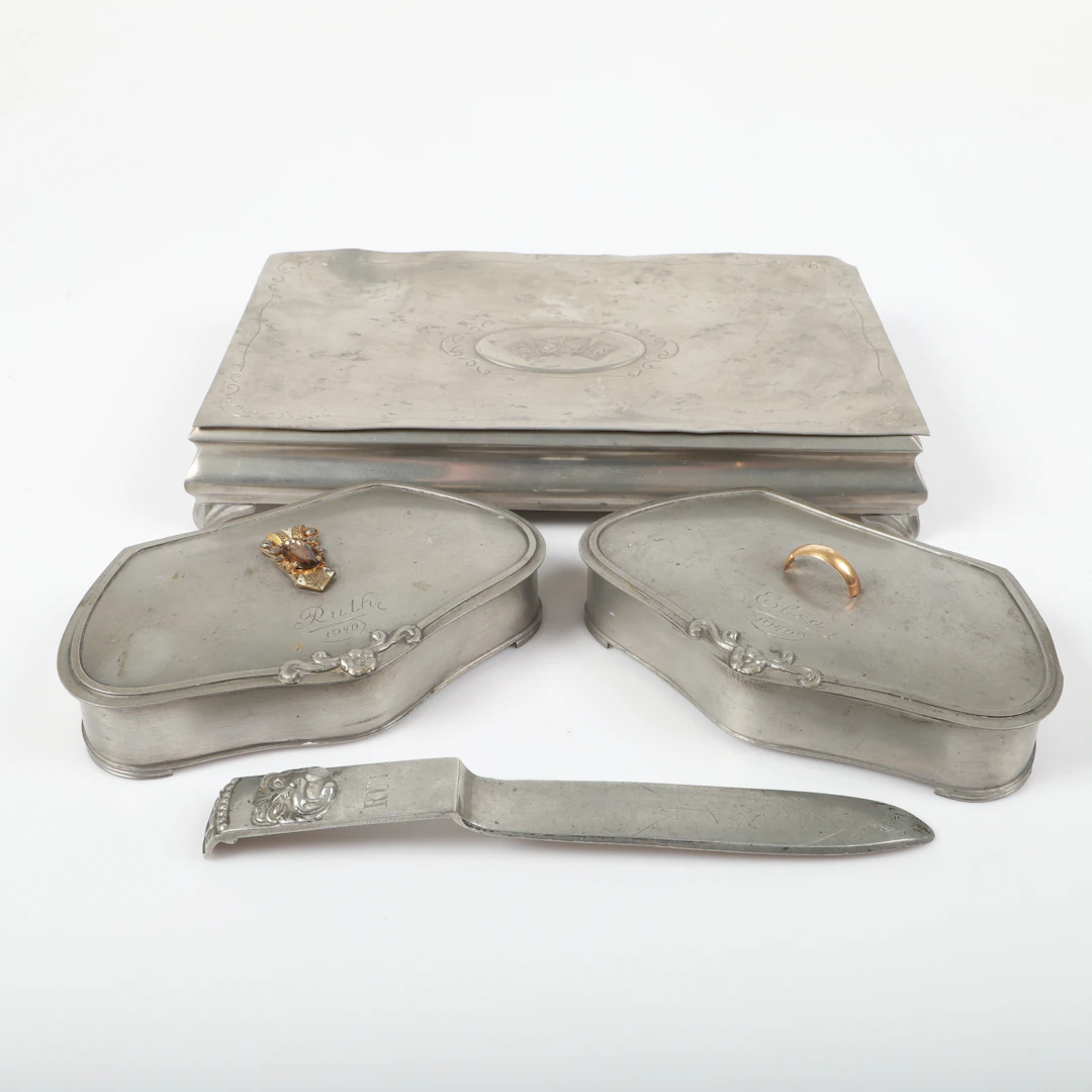 SKRIN MED LOCK MM, 4 delar, tenn, bl a JLH, 1900-tal.
