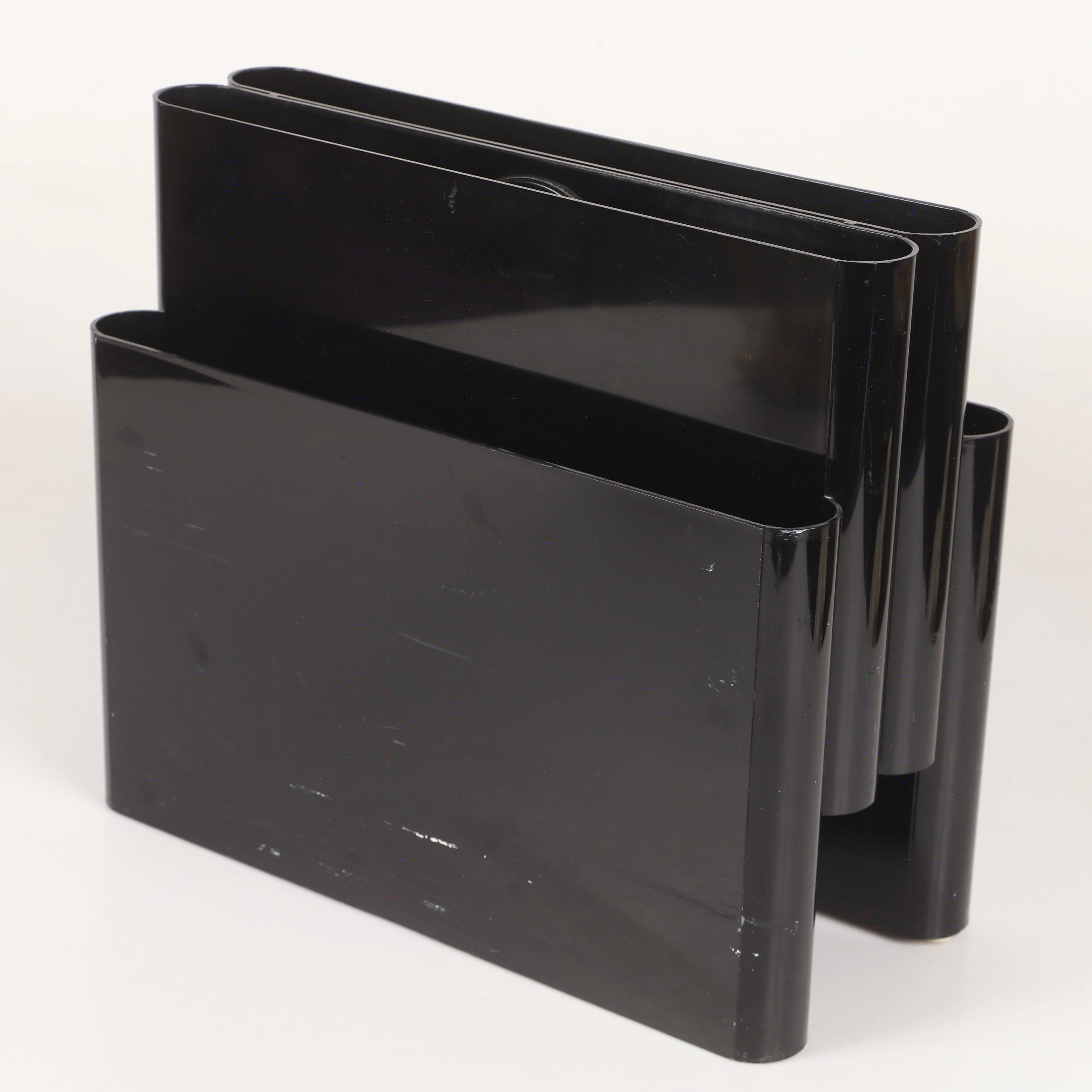 GIOTTO STOPPINO. Tidningsställ, modell 4676, plast, för Kartell, design 1972.