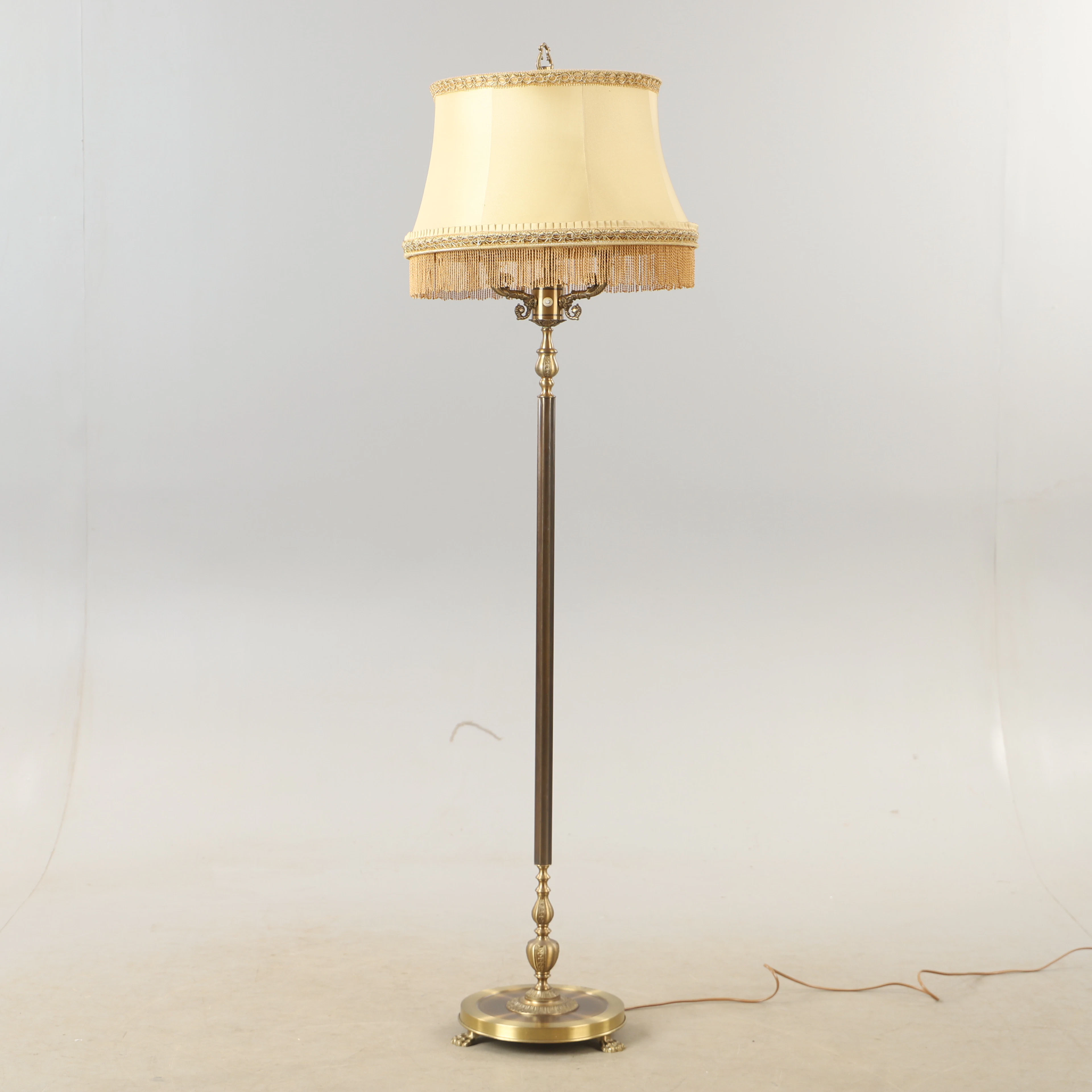 GOLVLAMPA, mässing, 1900-talets mitt.