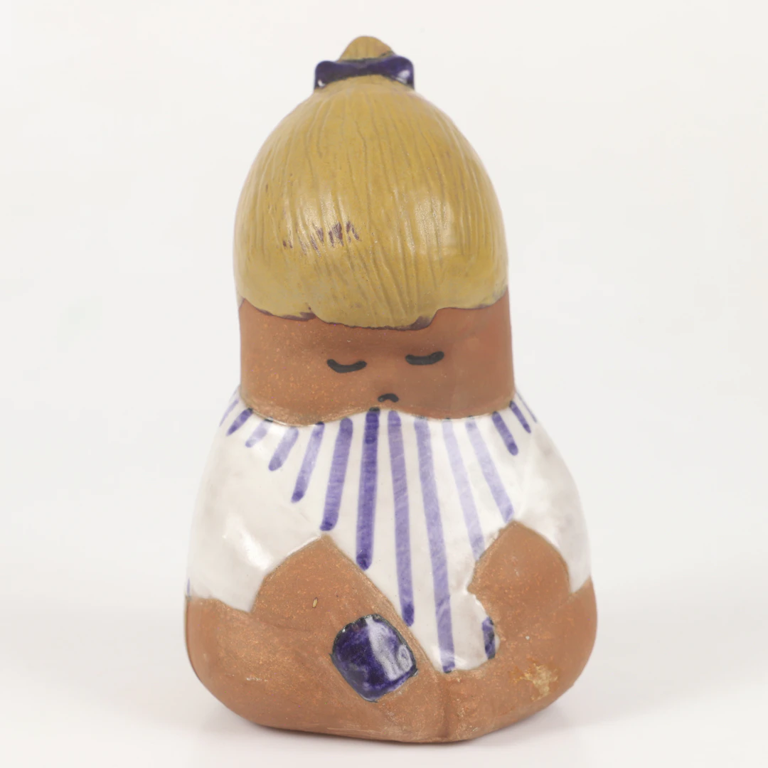 LISA LARSON. Figurin, "Johanna", ur serien Larsons ungar, stengods