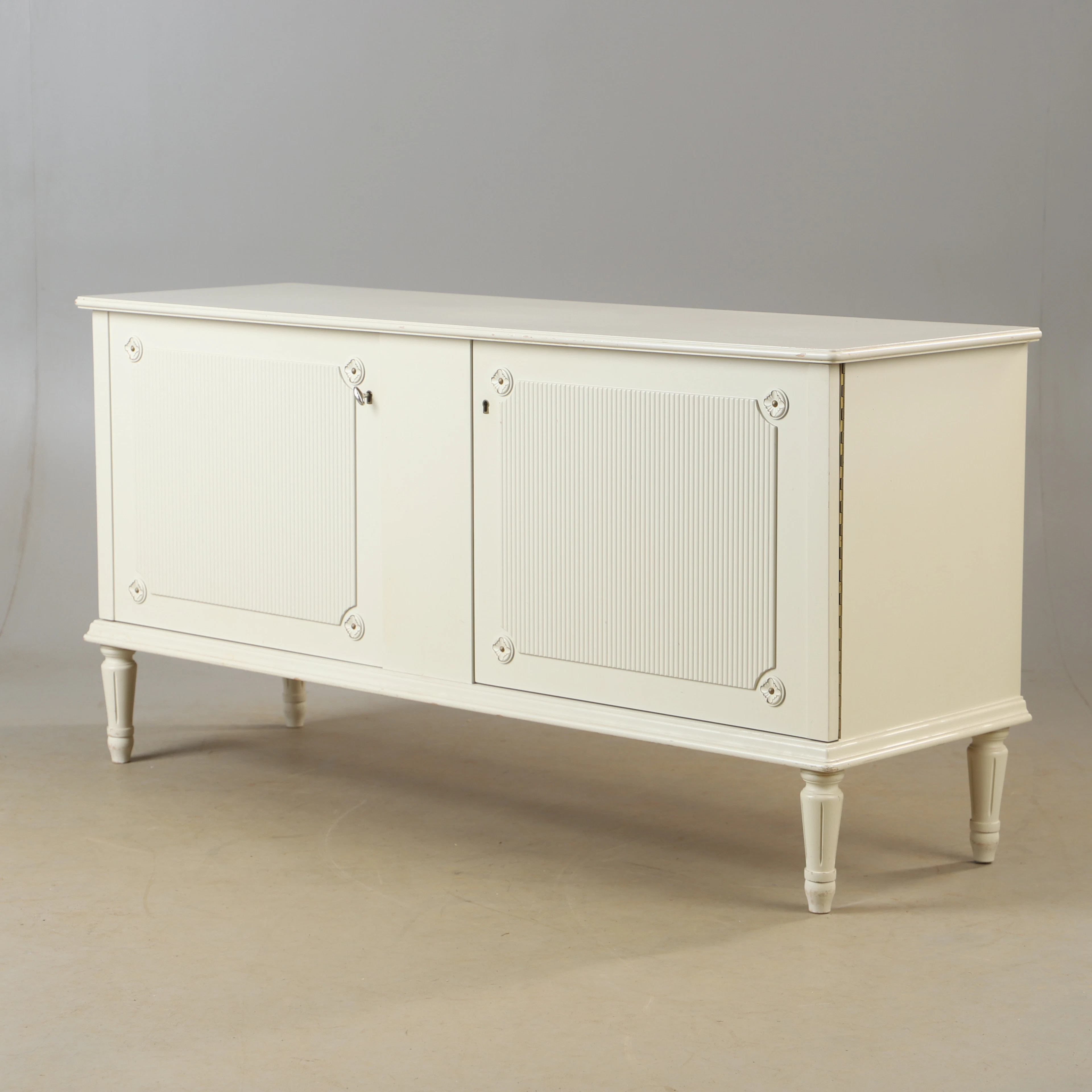 SIDEBOARD, målat, gustaviansk stil.