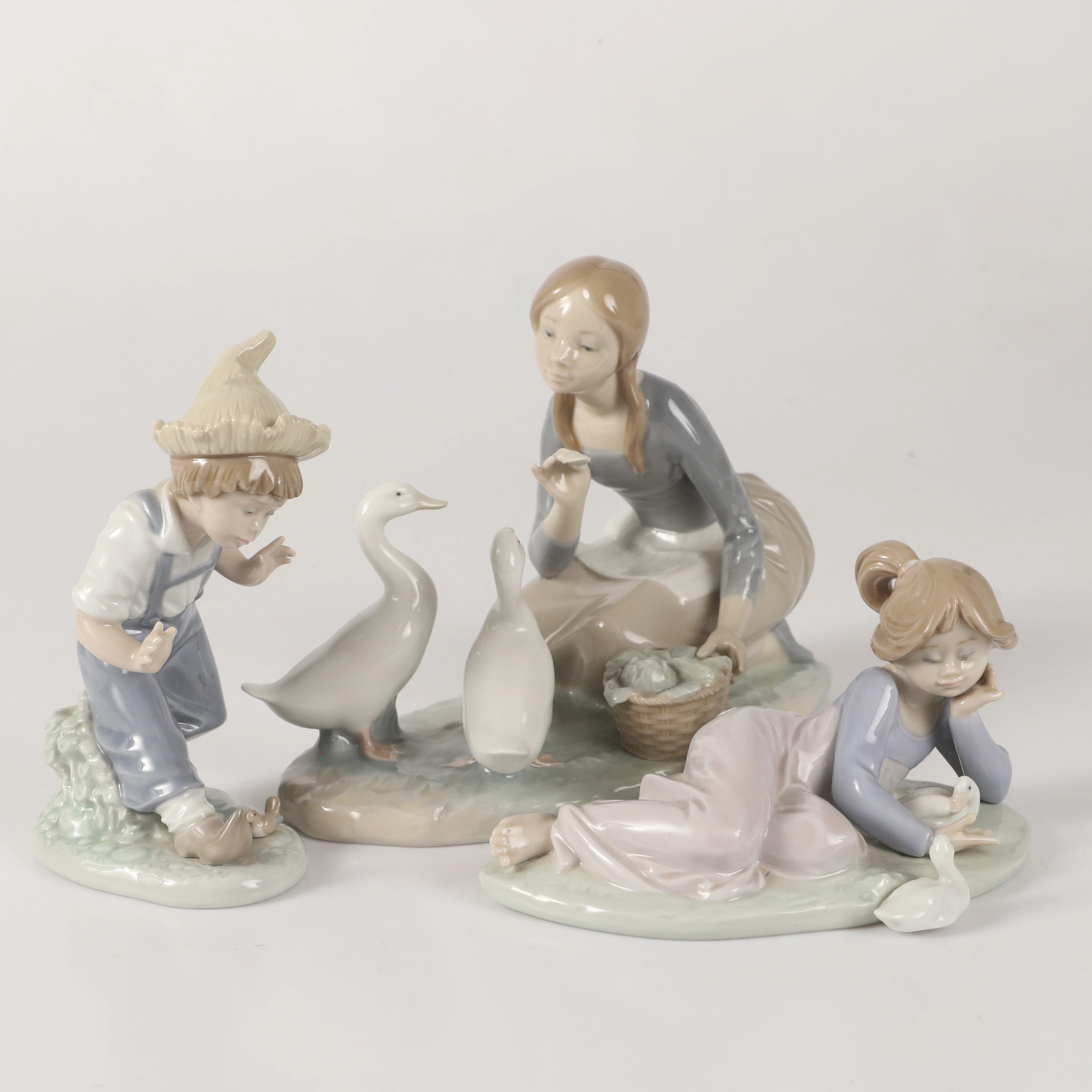 FIGURINER, 3 stycken, porslin, Lladro samt Nao, Spanien.
