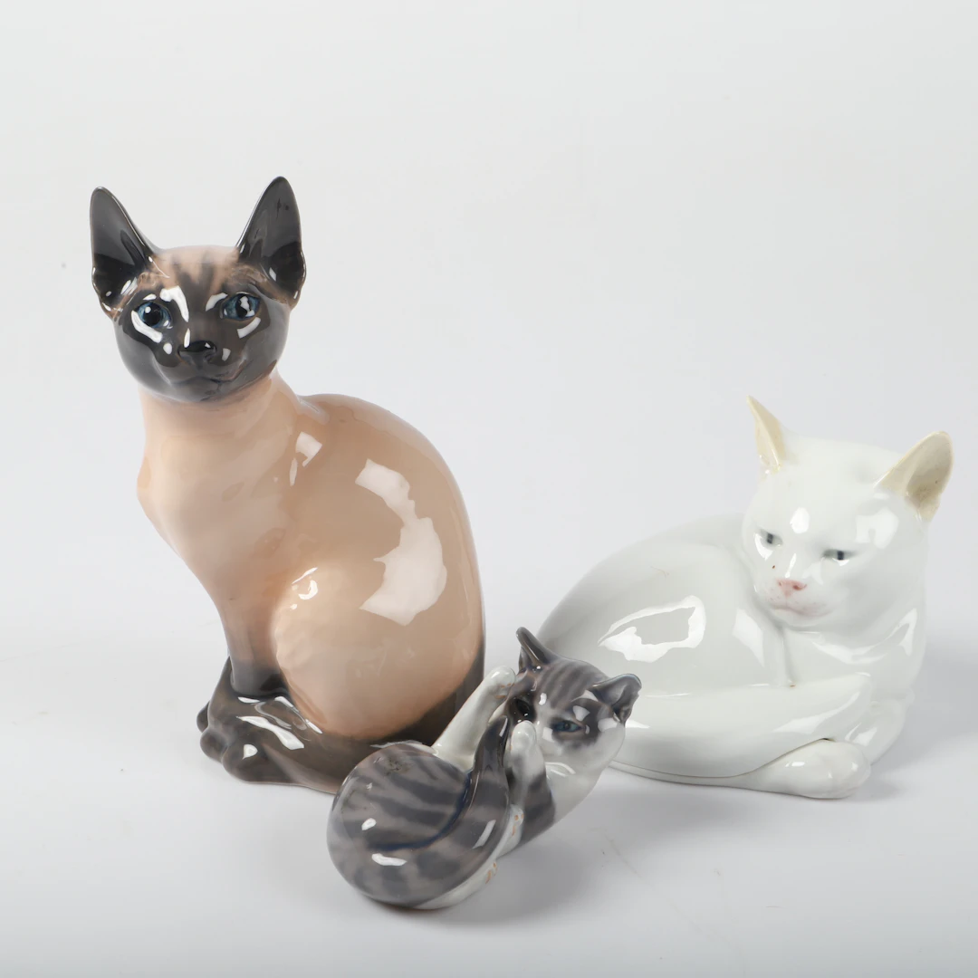 FIGURINER, 3 stycken katter, porslin, Royal Copenhagen, Danmark.