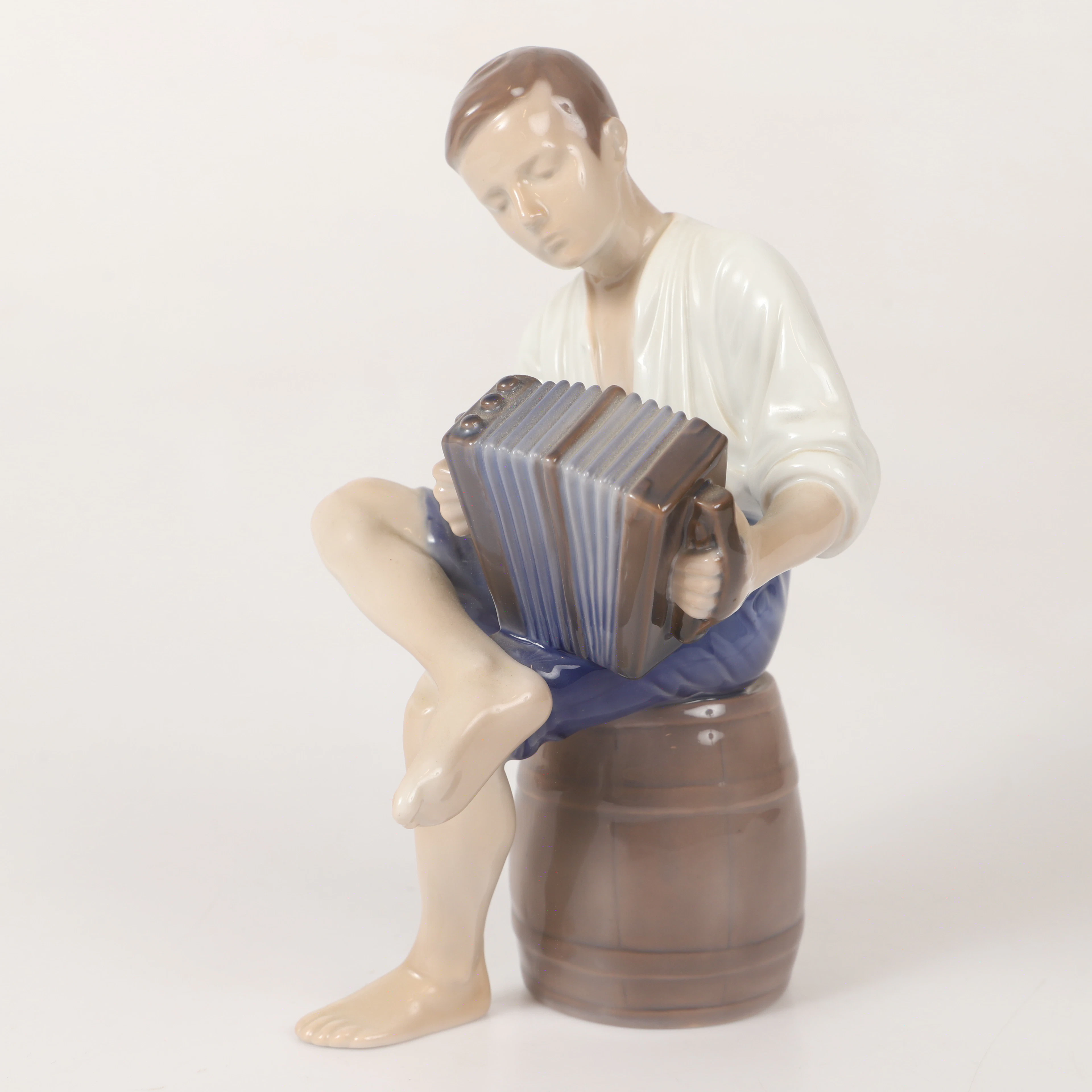 FIGURIN, man med dragspel, porslin, Bing & Gröndahl, Danmark.