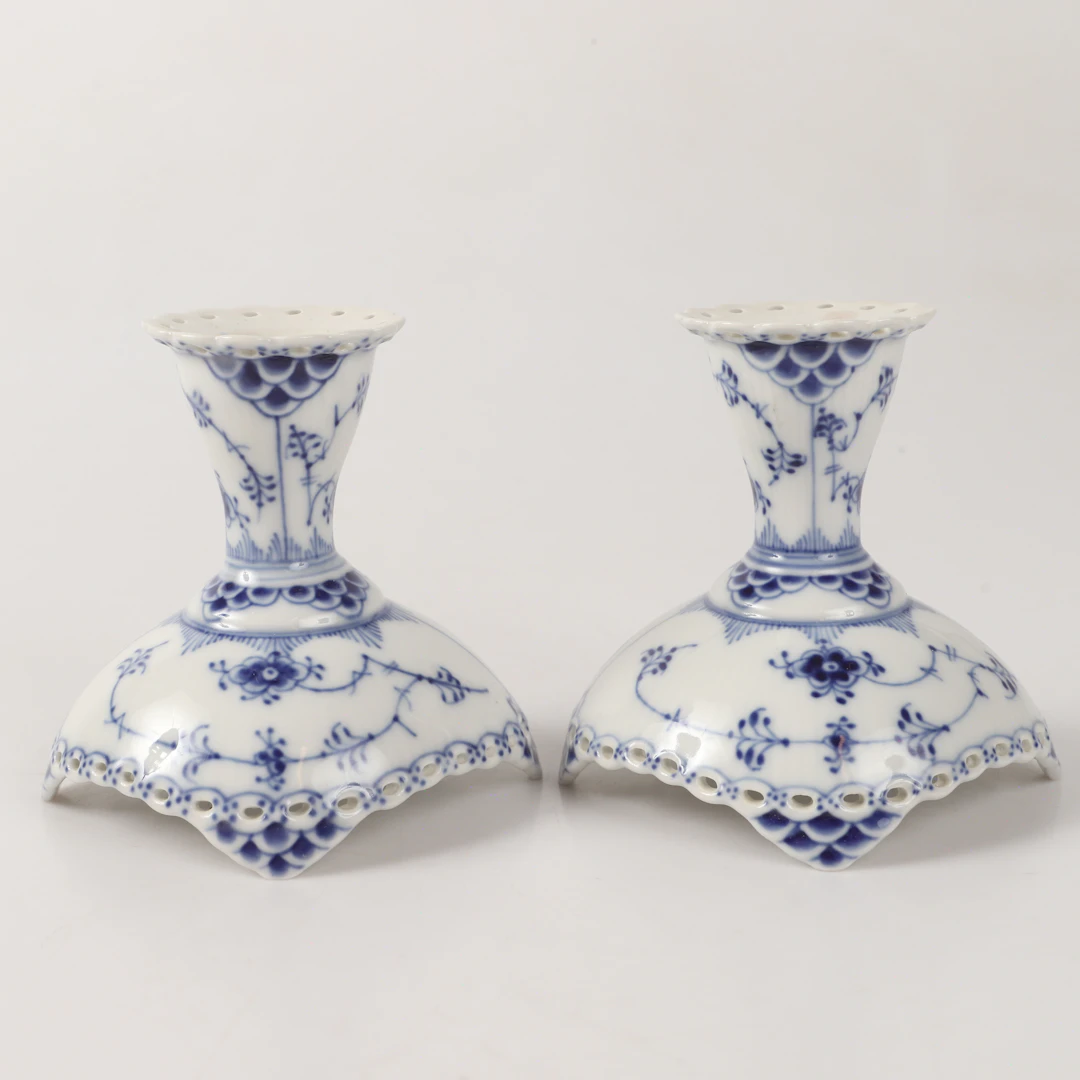LJUSSTAKAR, 1 par, "Musselmalet", porslin, Royal Copenhagen, Danmark.