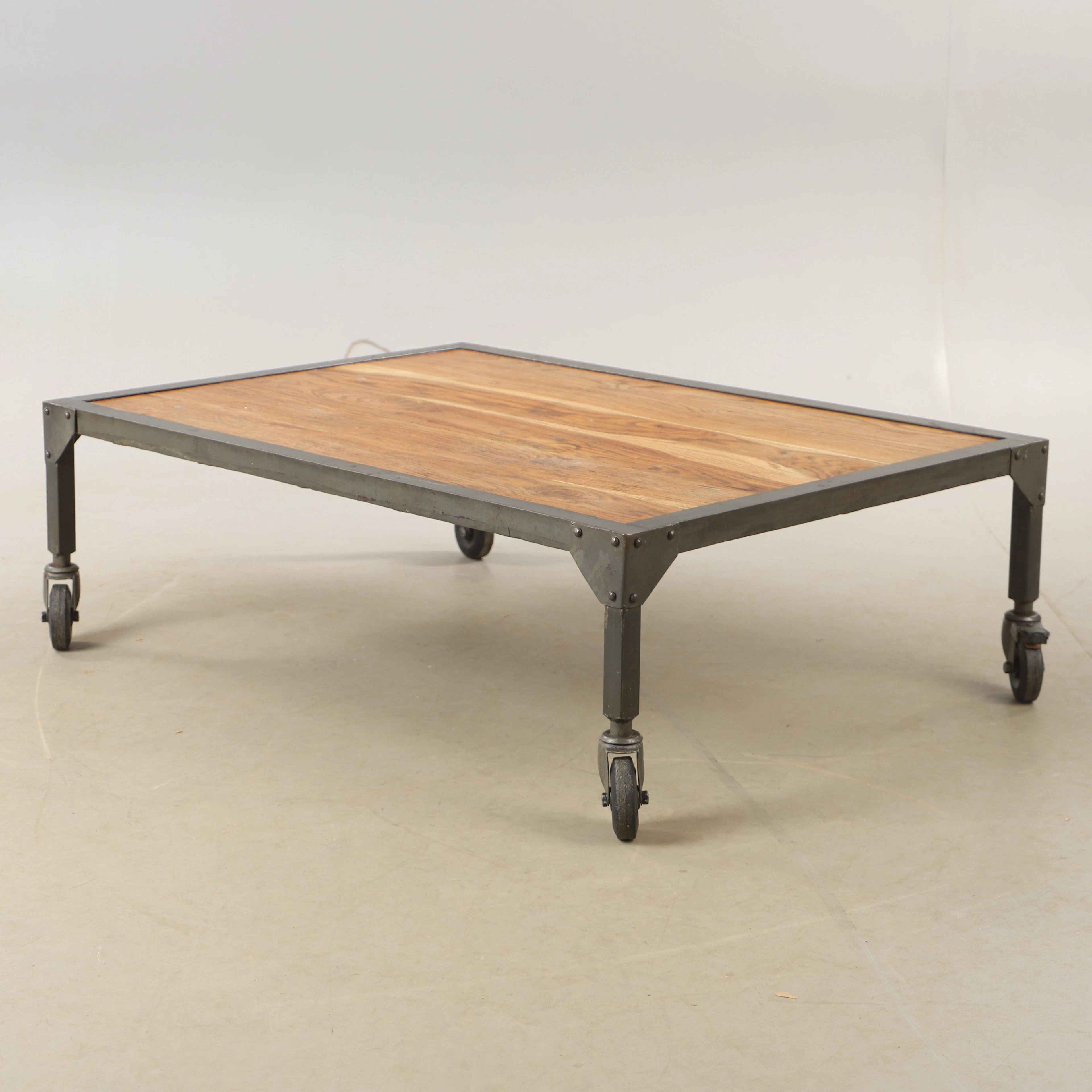 SOFFBORD, metall och ek, industristil, 2000-tal.