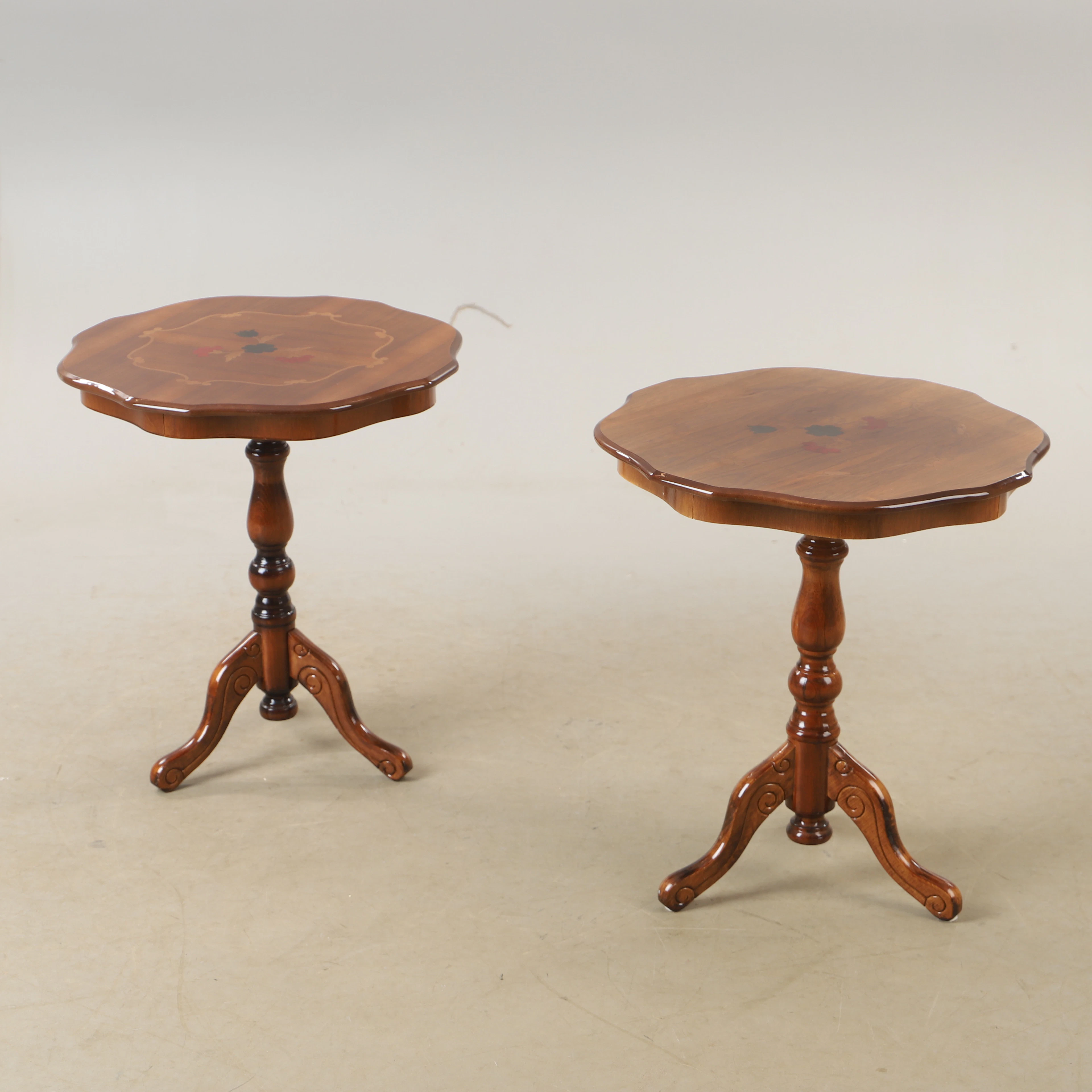 SIDOBORD, 1 par, mahogny med intarsia, 1900-talets andra hälft.