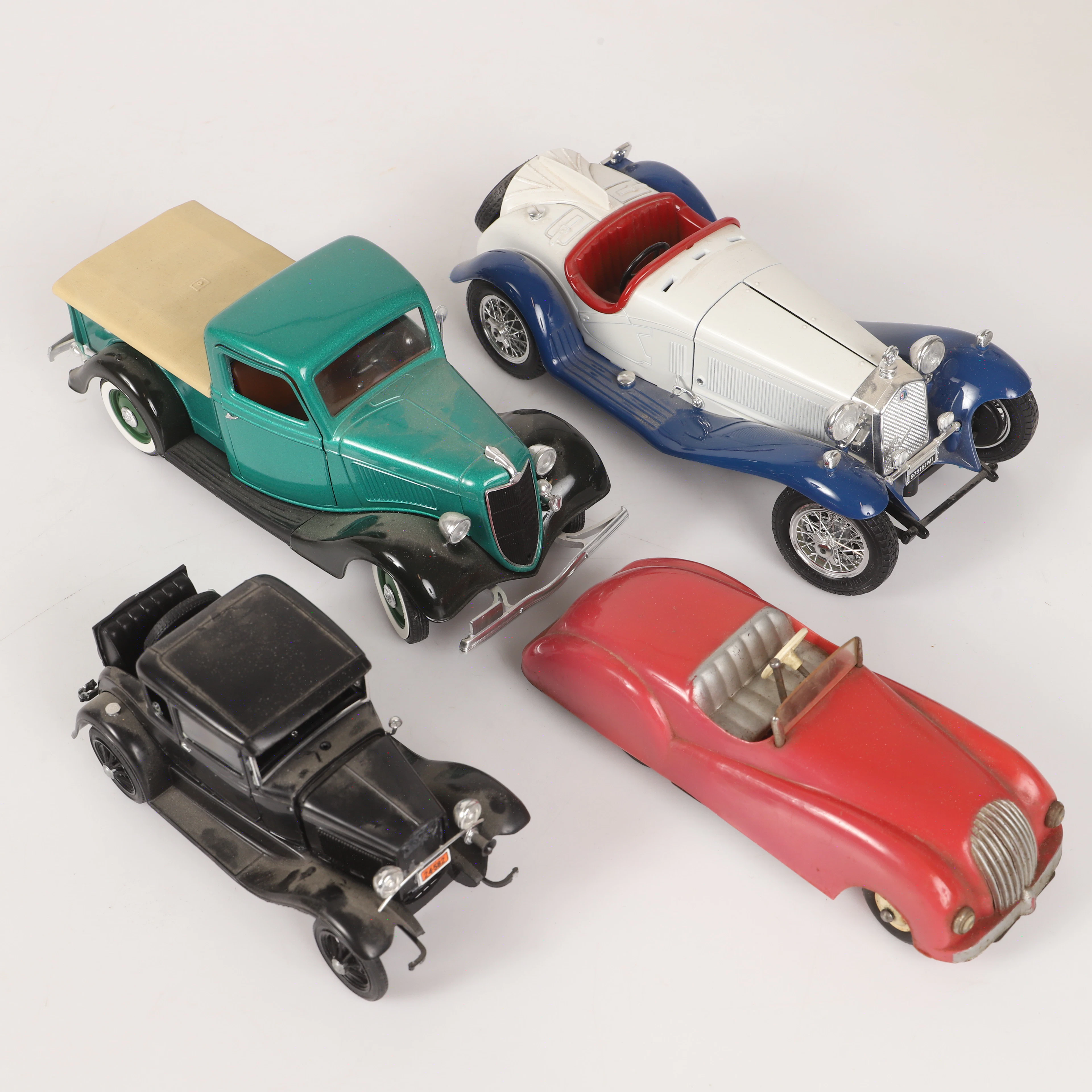 MODELLBILAR, 4 stycken, plåt/plast, bl. a. Pick-up, Solido.