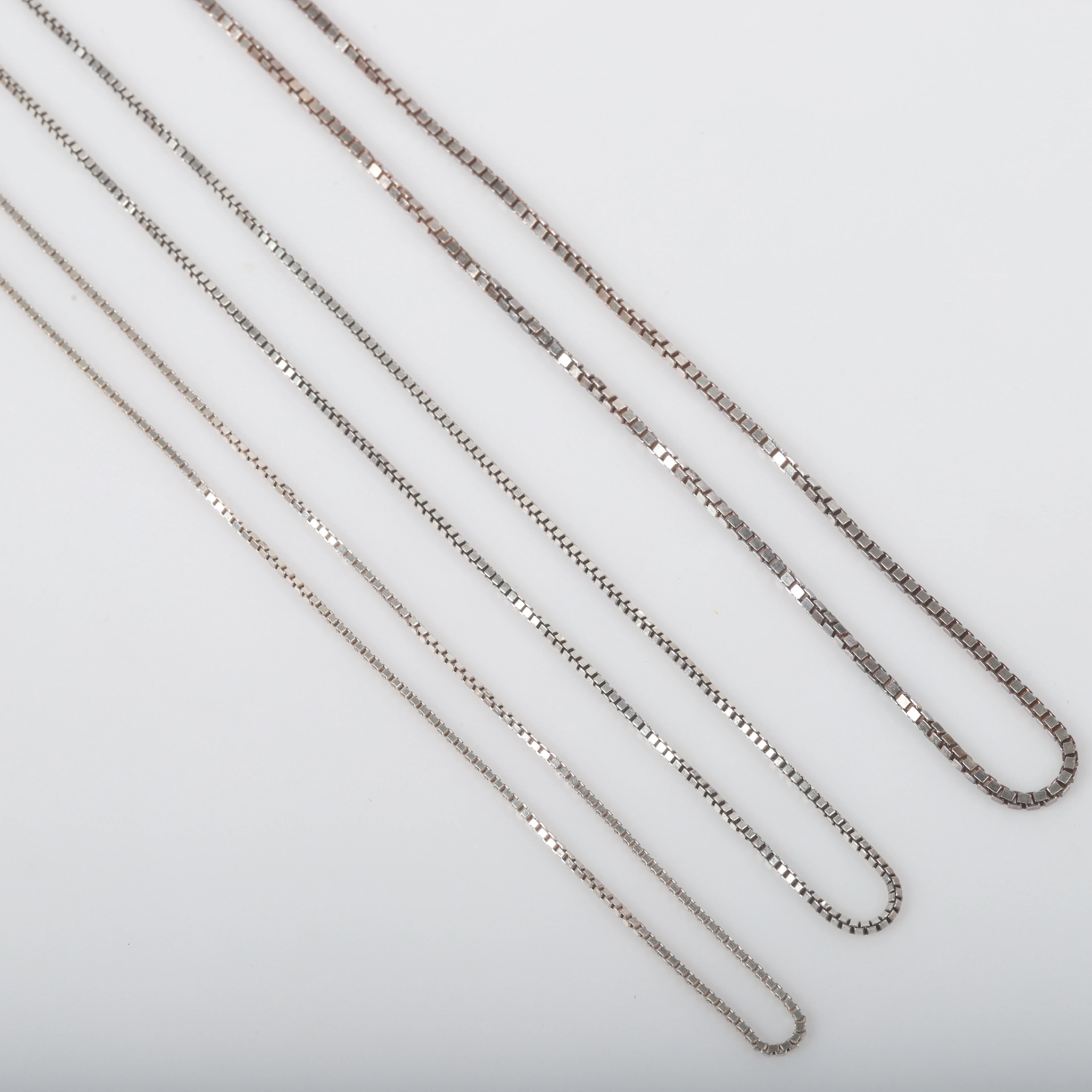 HALSKEDJOR, 3 stycken, venetiansk länk, sterlingsilver.