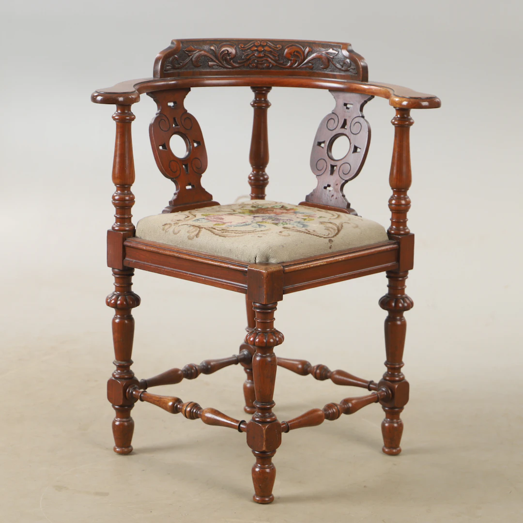 PUDERSTOL, mahogny med broderad sits, 1900-talets första hälft.