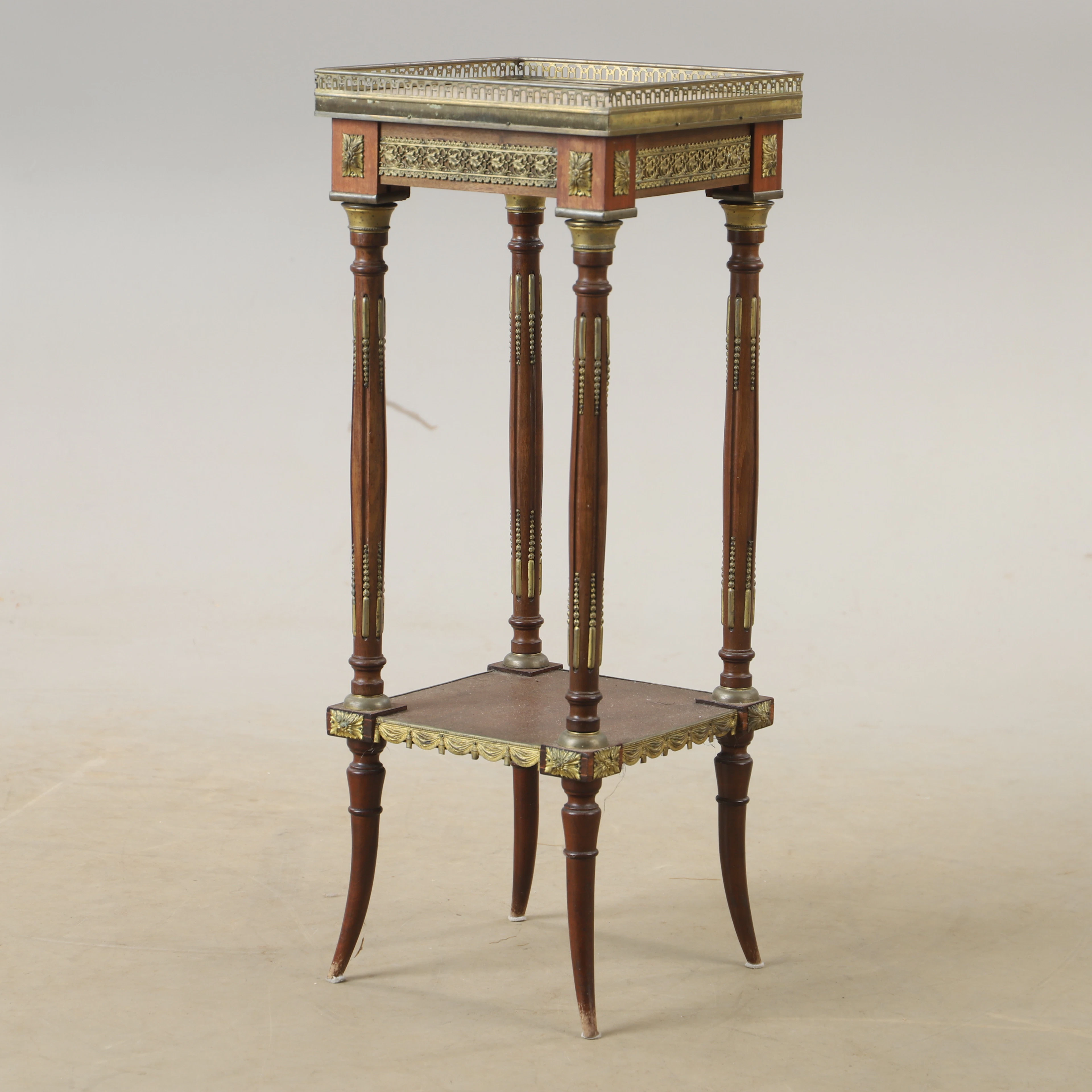 PIEDESTAL, stenskiva med bronser, 1900-talets första hälft.