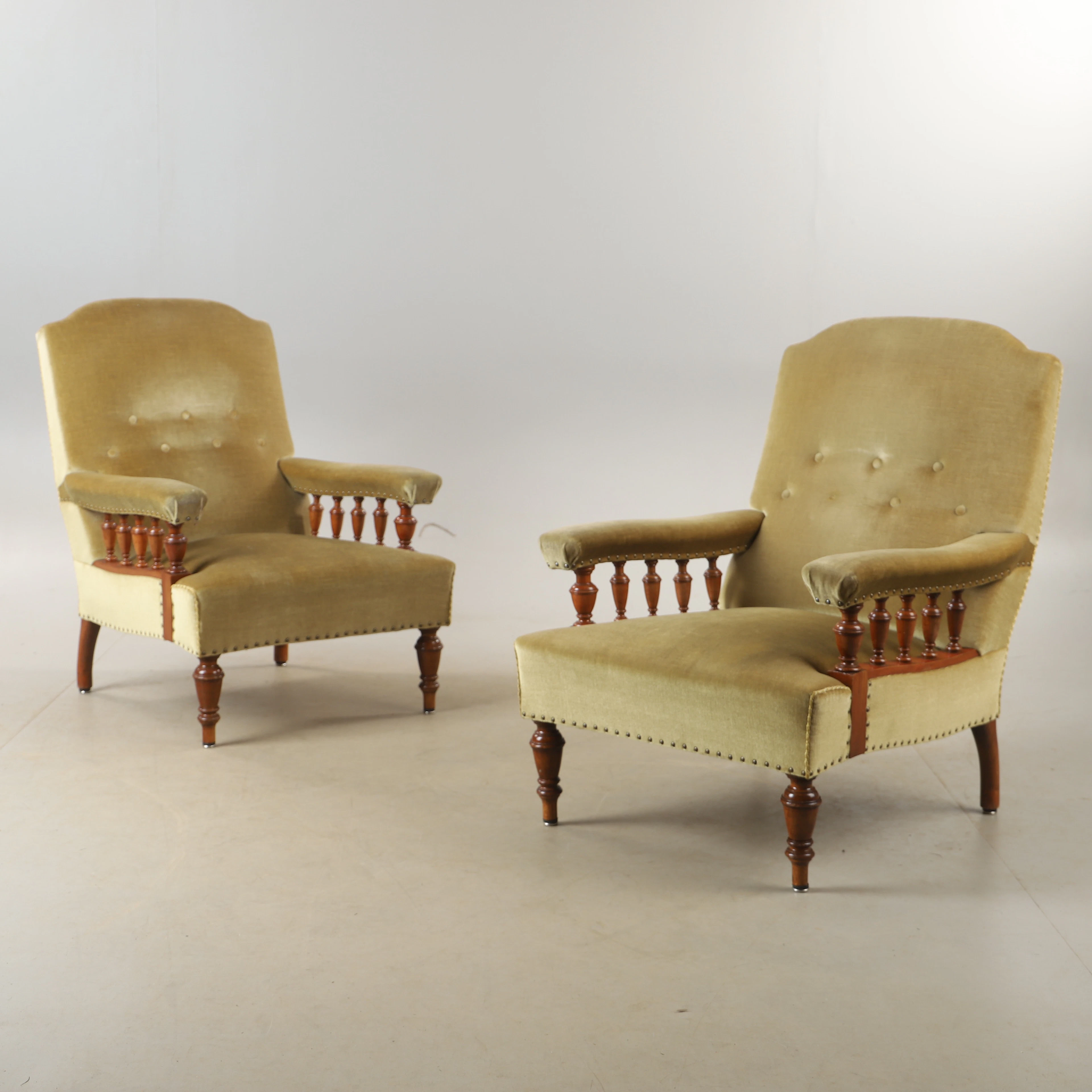 FÅTÖLJER, 1 par, plyschklädsel, 1800/1900-tal.
