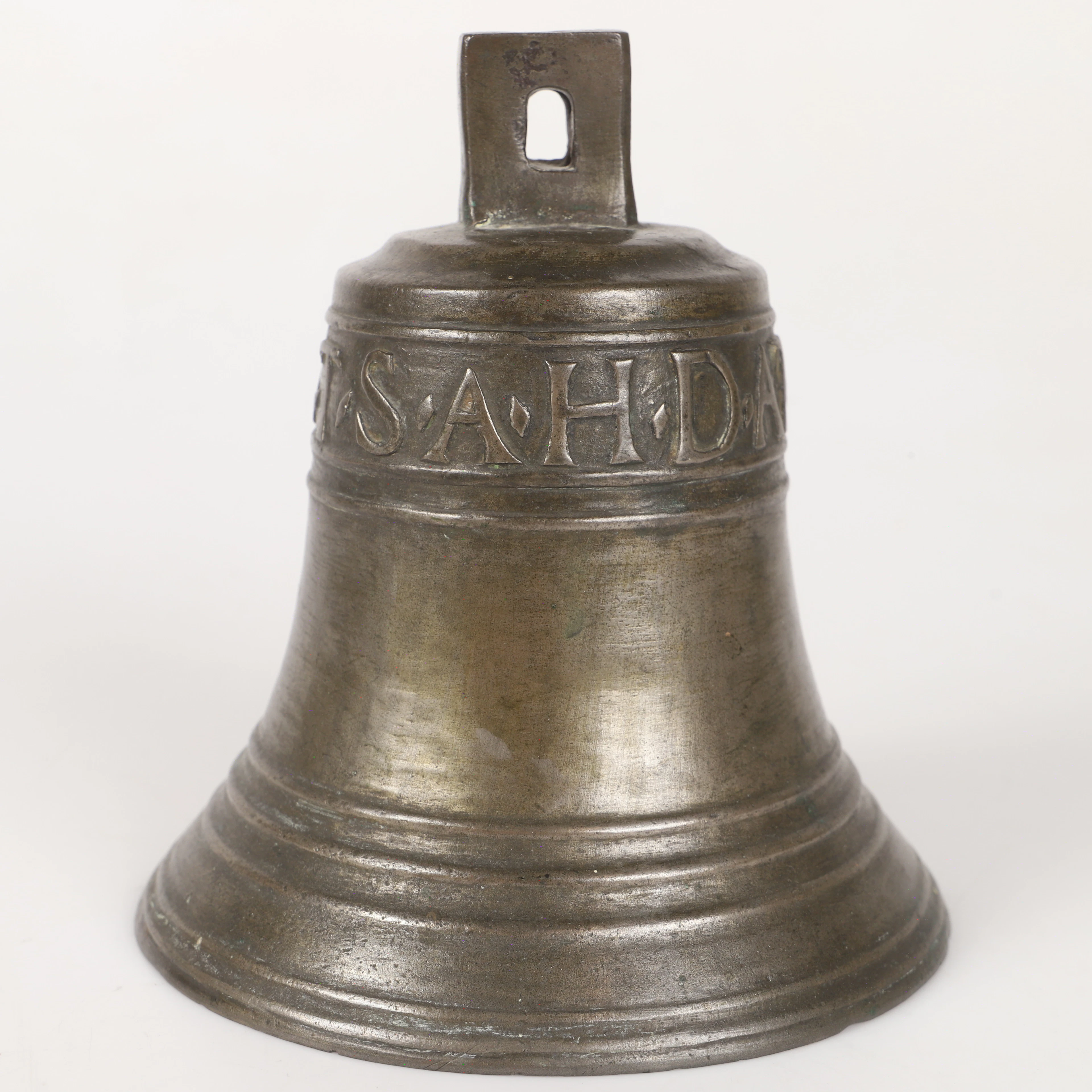 VÄLLINGKLOCKA, märkt "ATSAHD", gjuten metall, daterad 1692.
