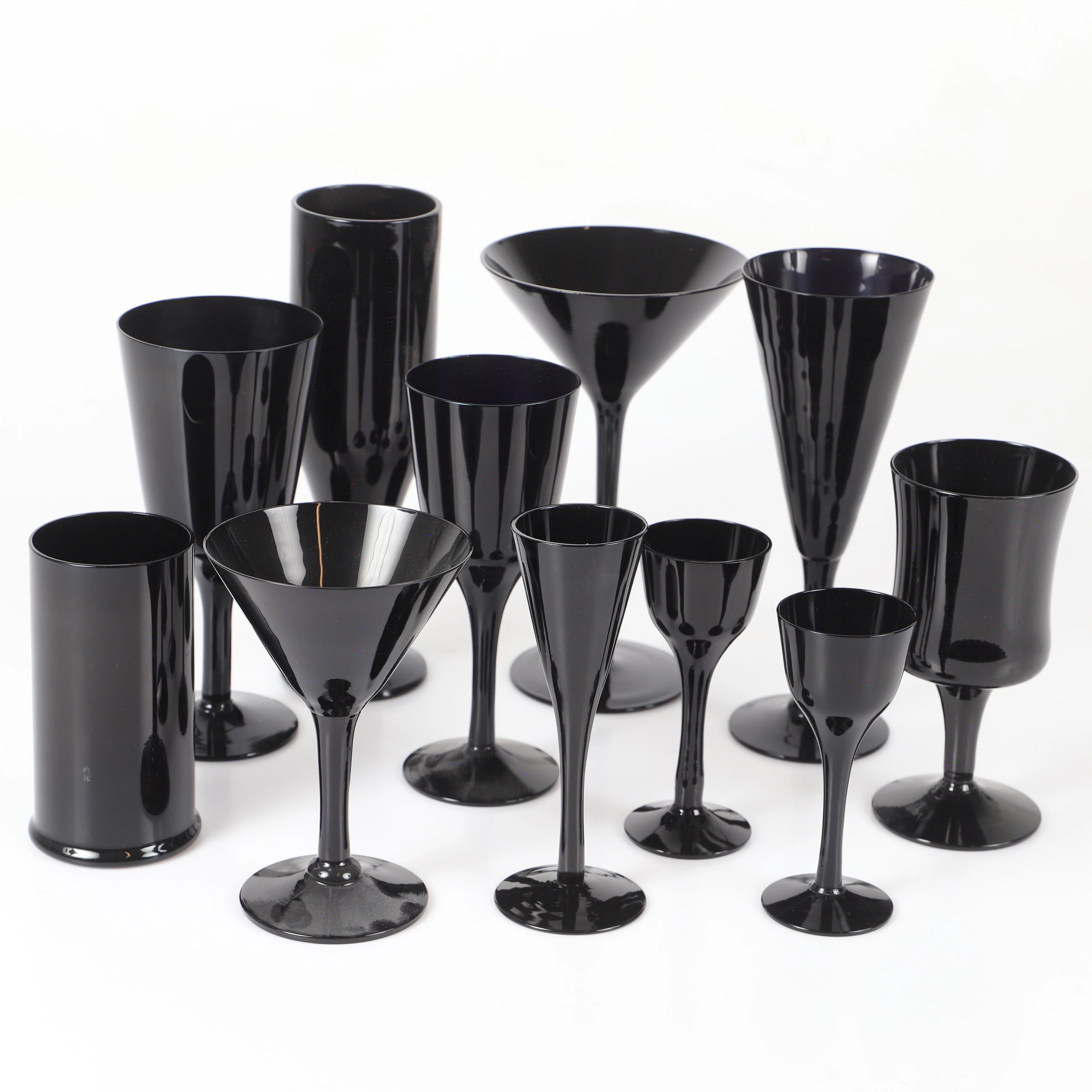 GLASSERVIS, 51 delar, svart glas, bl. a. Älghults Glasbruk.