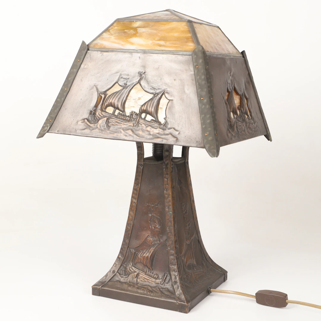 BORDSLAMPA, koppar/marmorerat glas, sekelskiftet 1800/1900.