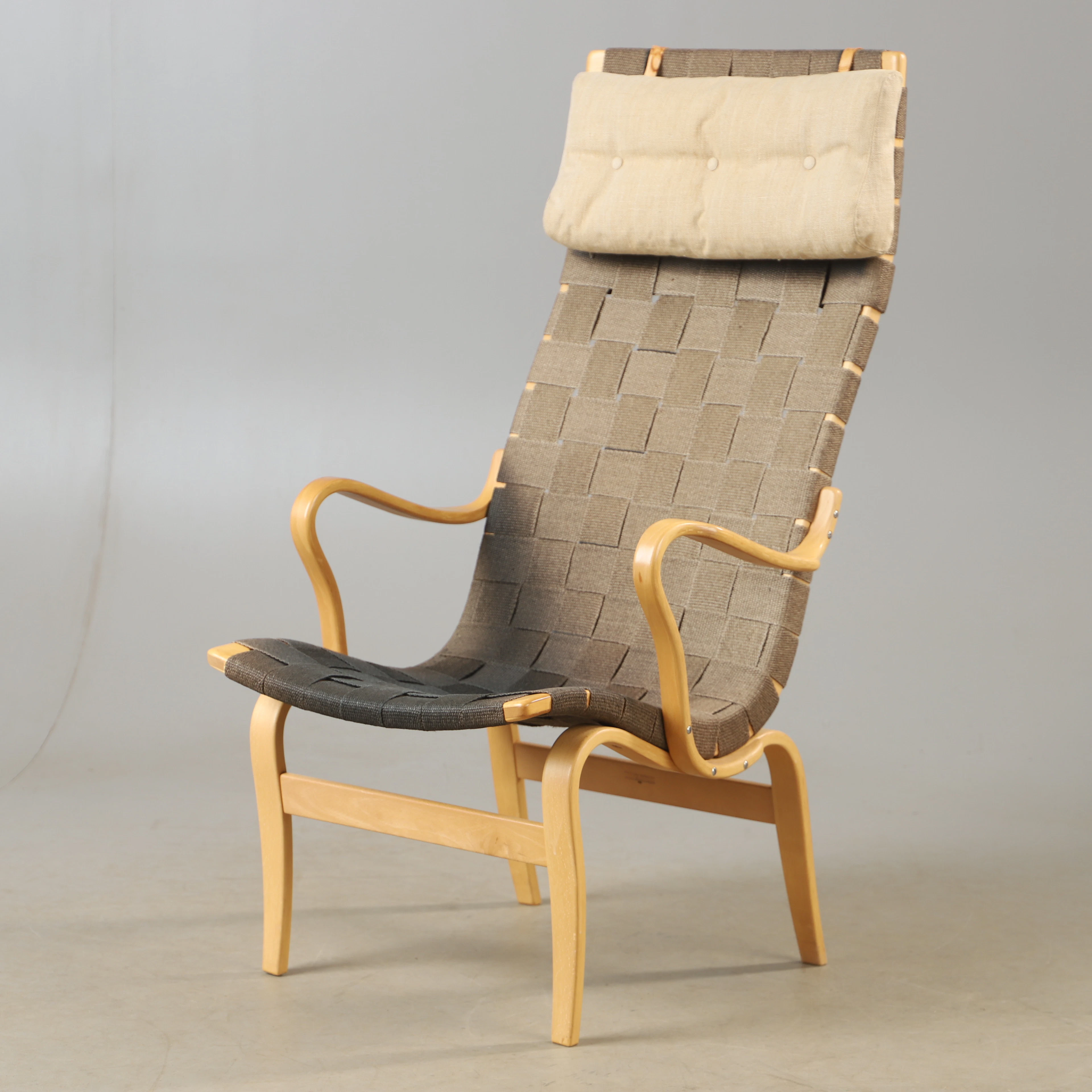 BRUNO MATHSSON. Fåtölj, "Eva Hög", sadeljord och bok, Mathsson design