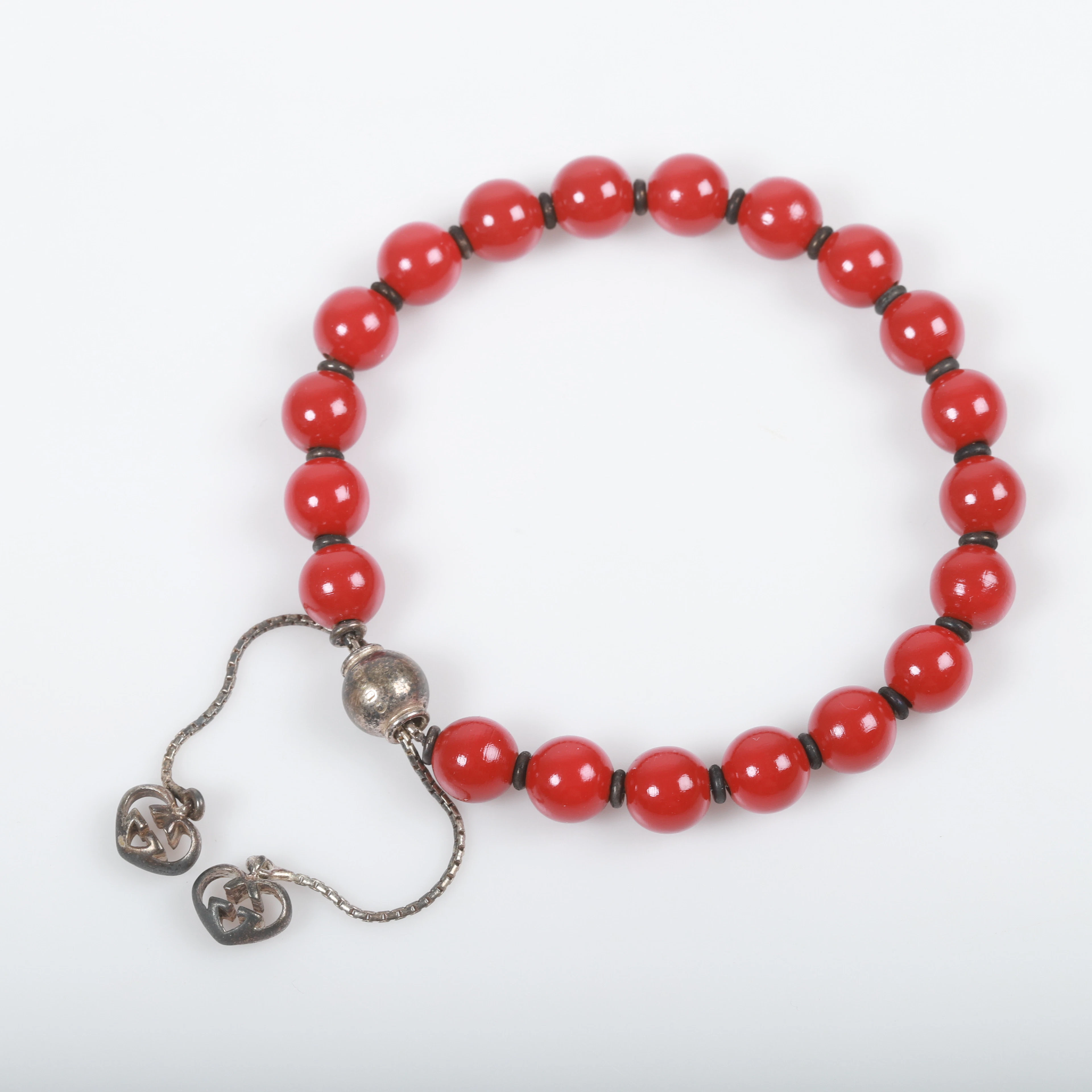 GUCCI. Armband, "San valentino", sterlingsilver med röda träpärlor, Italien.