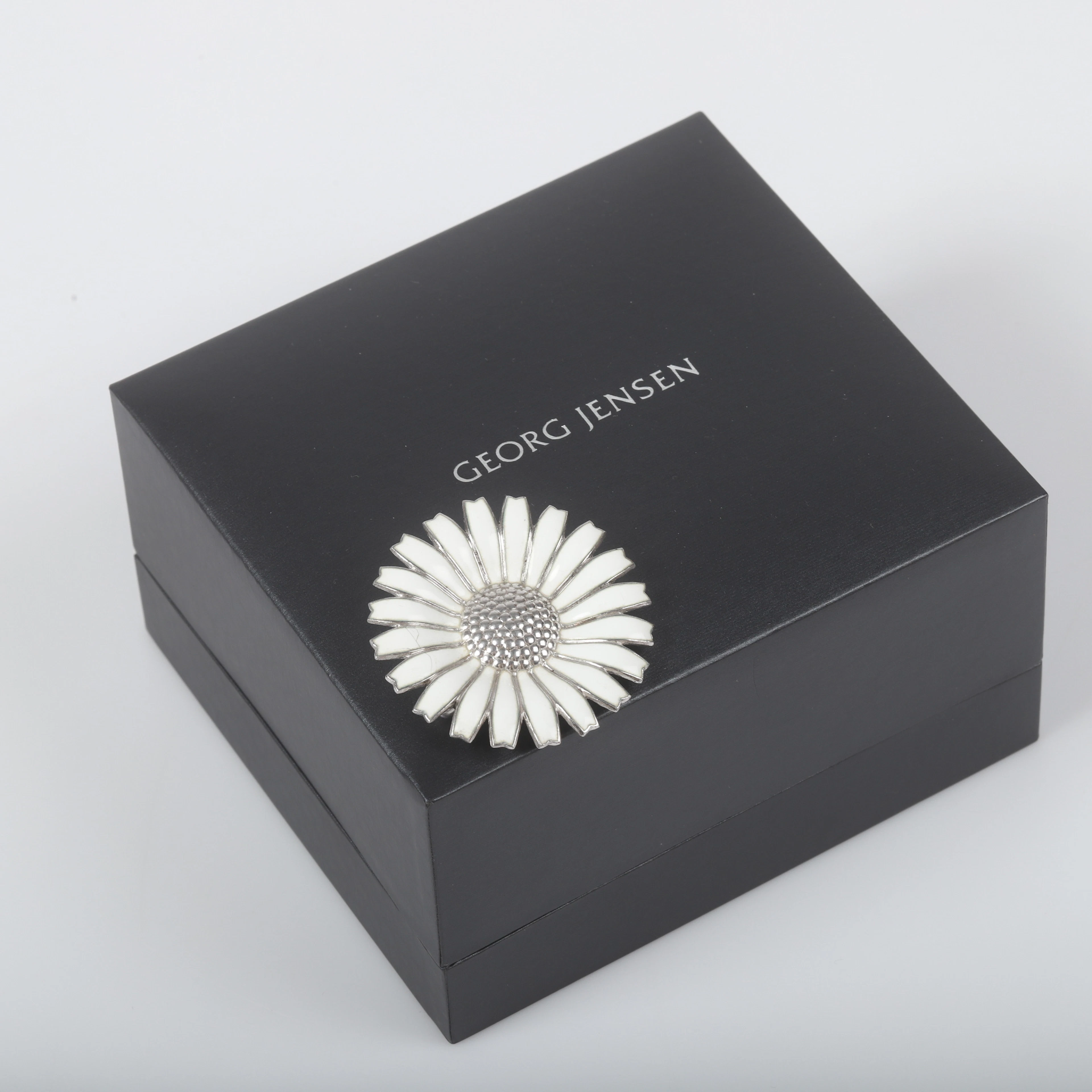 GEORG JENSEN. Hänge, "Daisy", sterlingsilver med emaljerad dekor, Danmark.