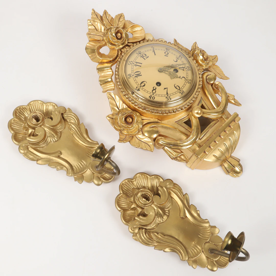 VÄGGPENDYL SAMT VÄGGLAMPETTER, 3 delar, förgyllt trä, 1900-tal.