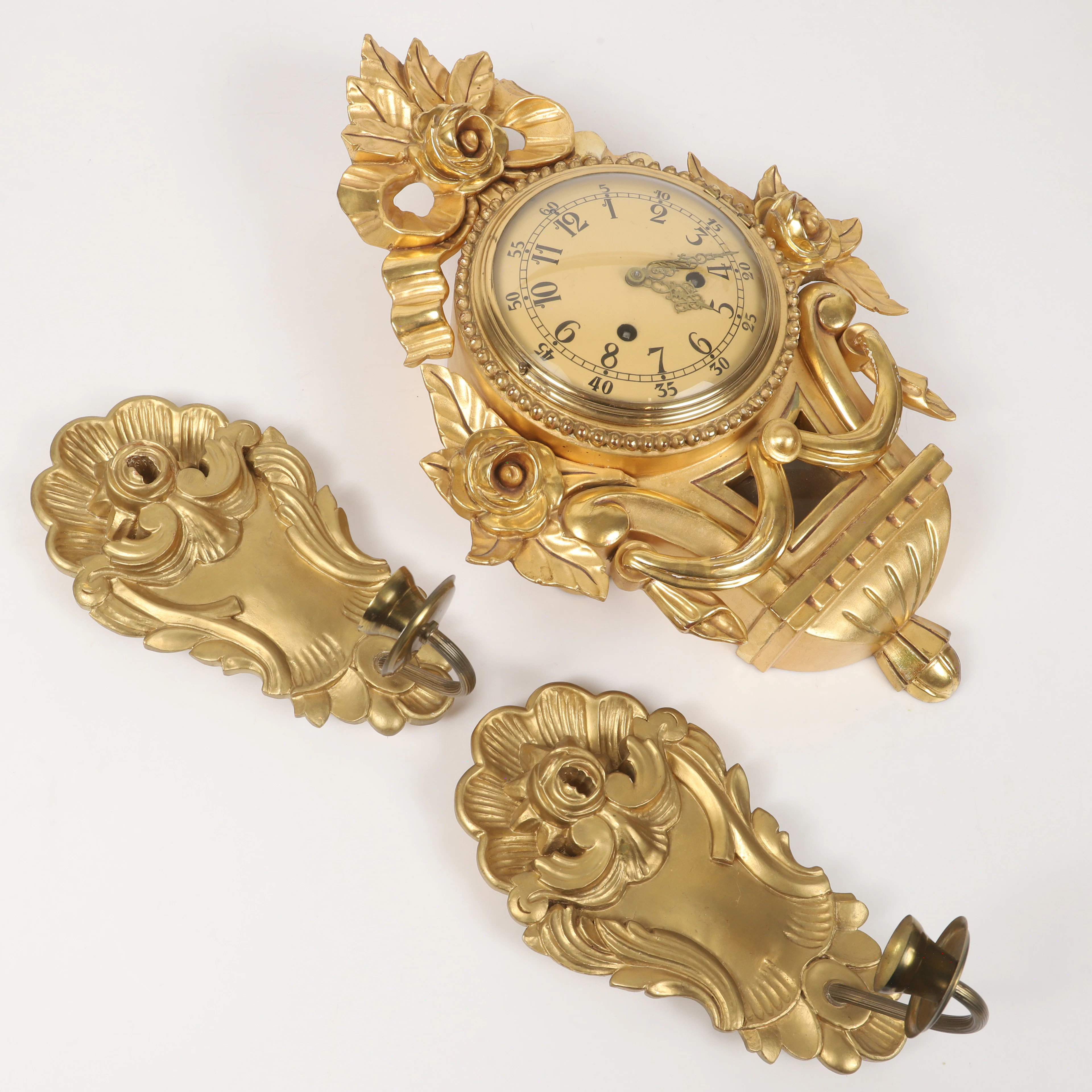 VÄGGPENDYL SAMT VÄGGLAMPETTER, 3 delar, förgyllt trä, 1900-tal.