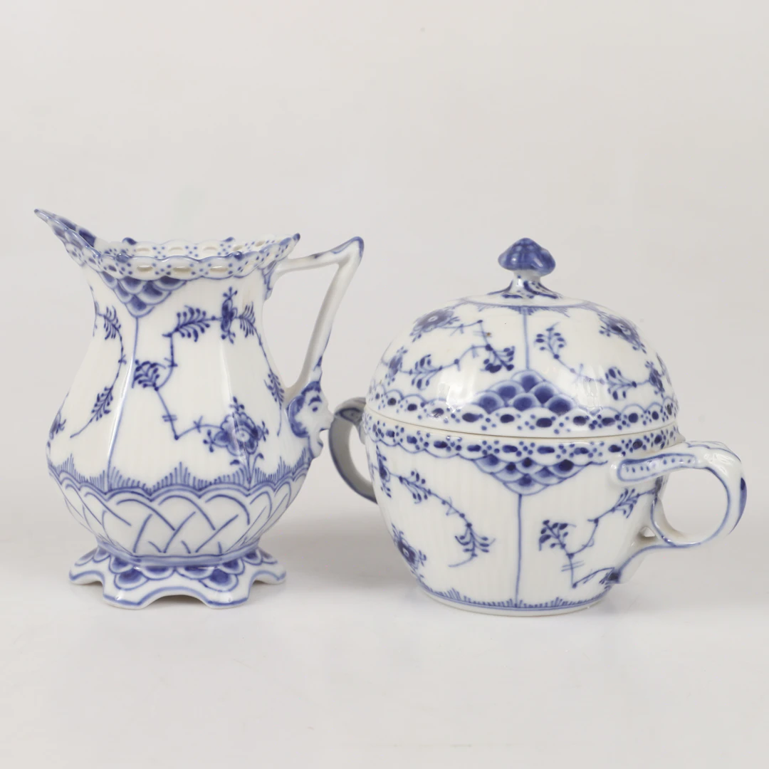 SOCKERSKÅL SAMT GRÄDDKANNA, "Musselmalet", porslin, Royal Copenhagen, Danmark.