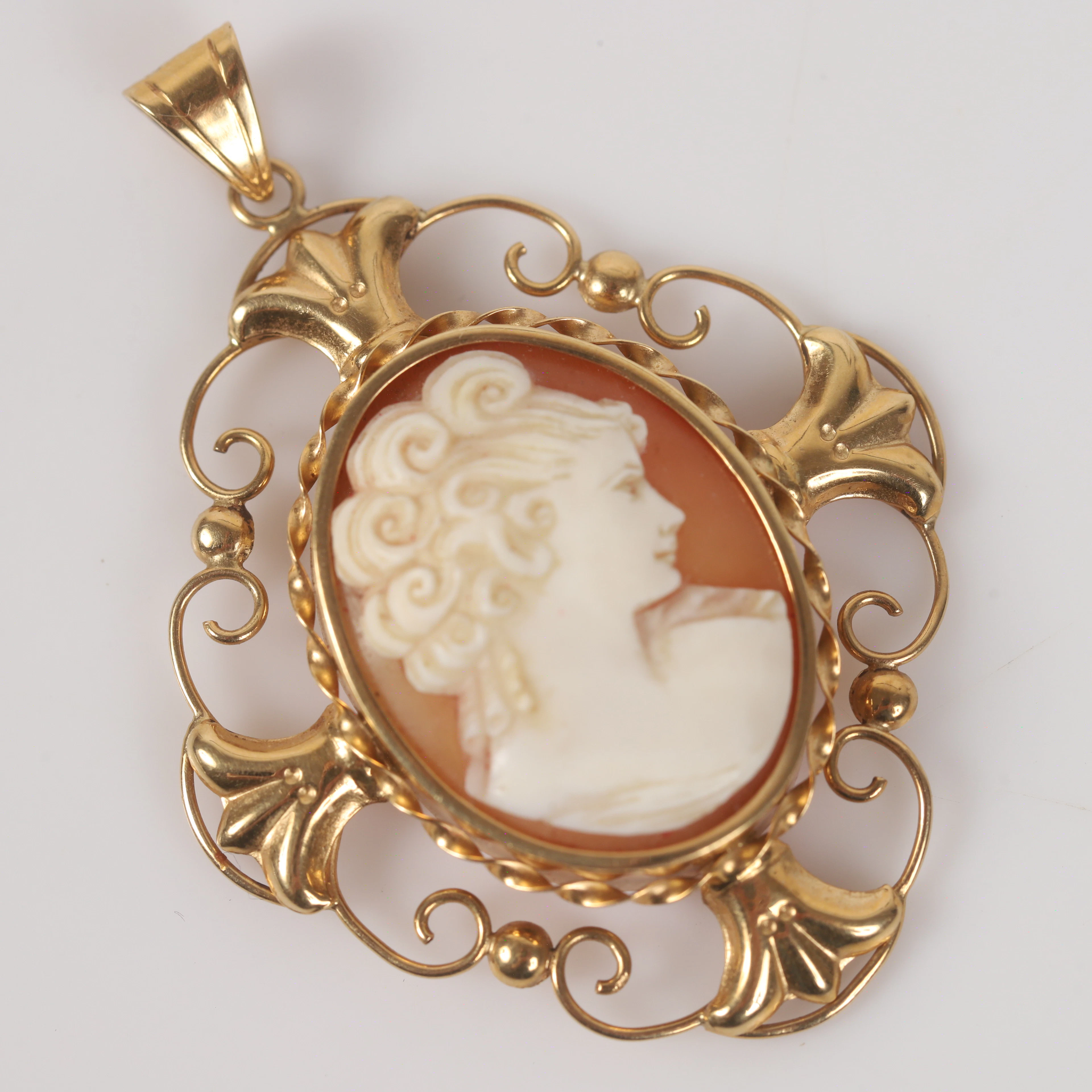 HÄNGE, 18 K guld med camé, Victor Janson Guldvaru AB, Lindesberg, 1947.