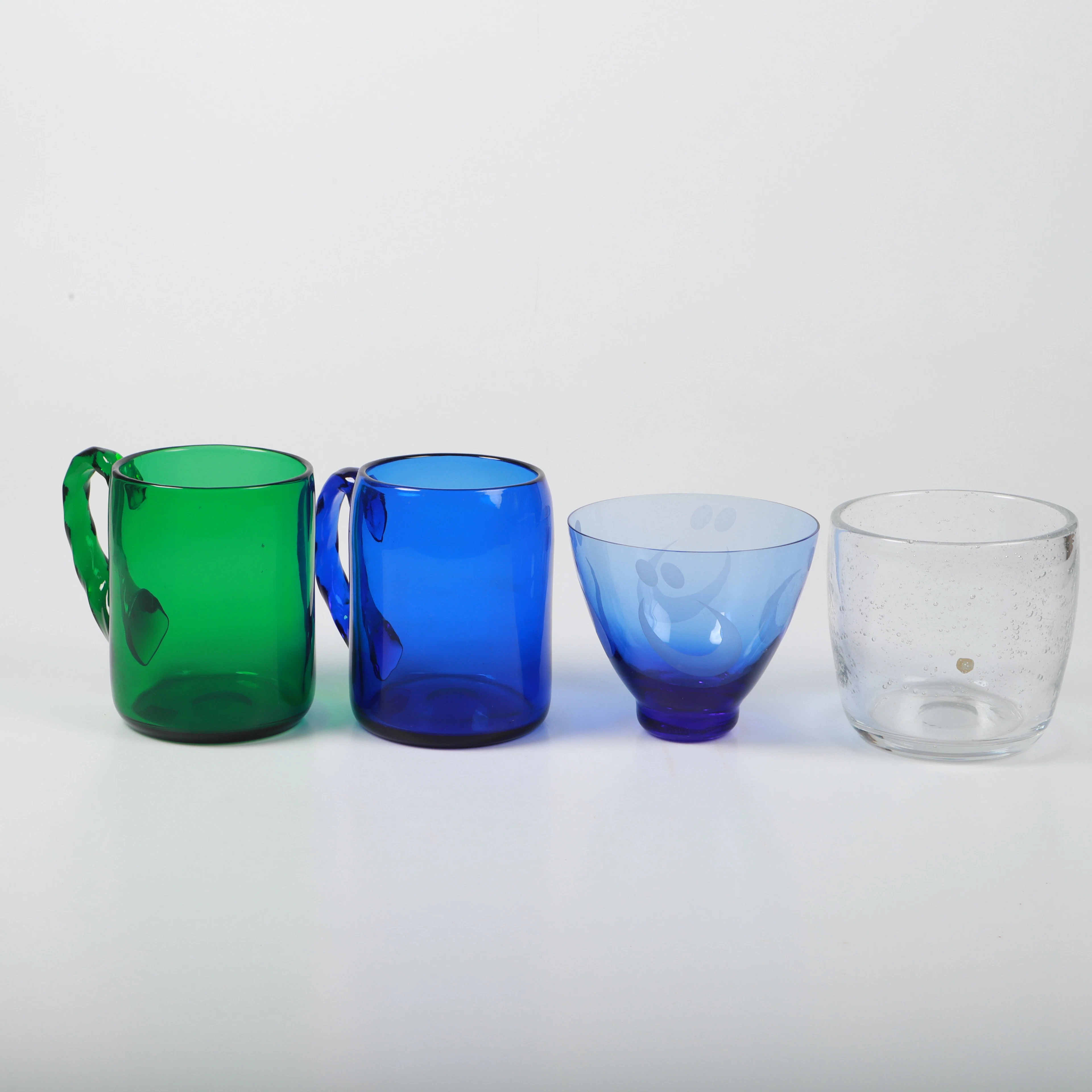 MUGGAR SAMT SKÅLAR, 4 delar färgat glas, bl.a.Reijmyre.