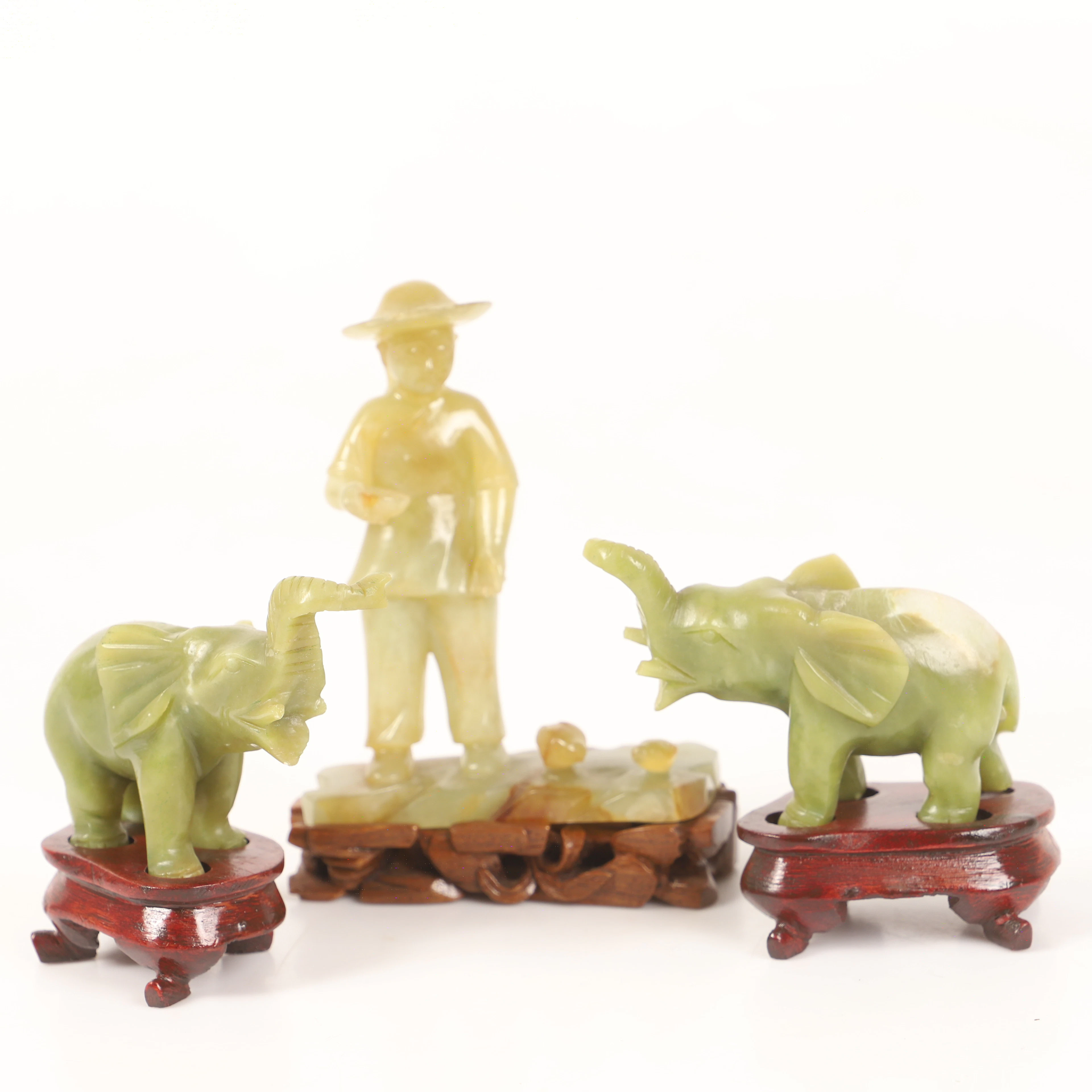 SKULPTURER, 3 stycken, jade på träsockel, Kina, 1900-tal.