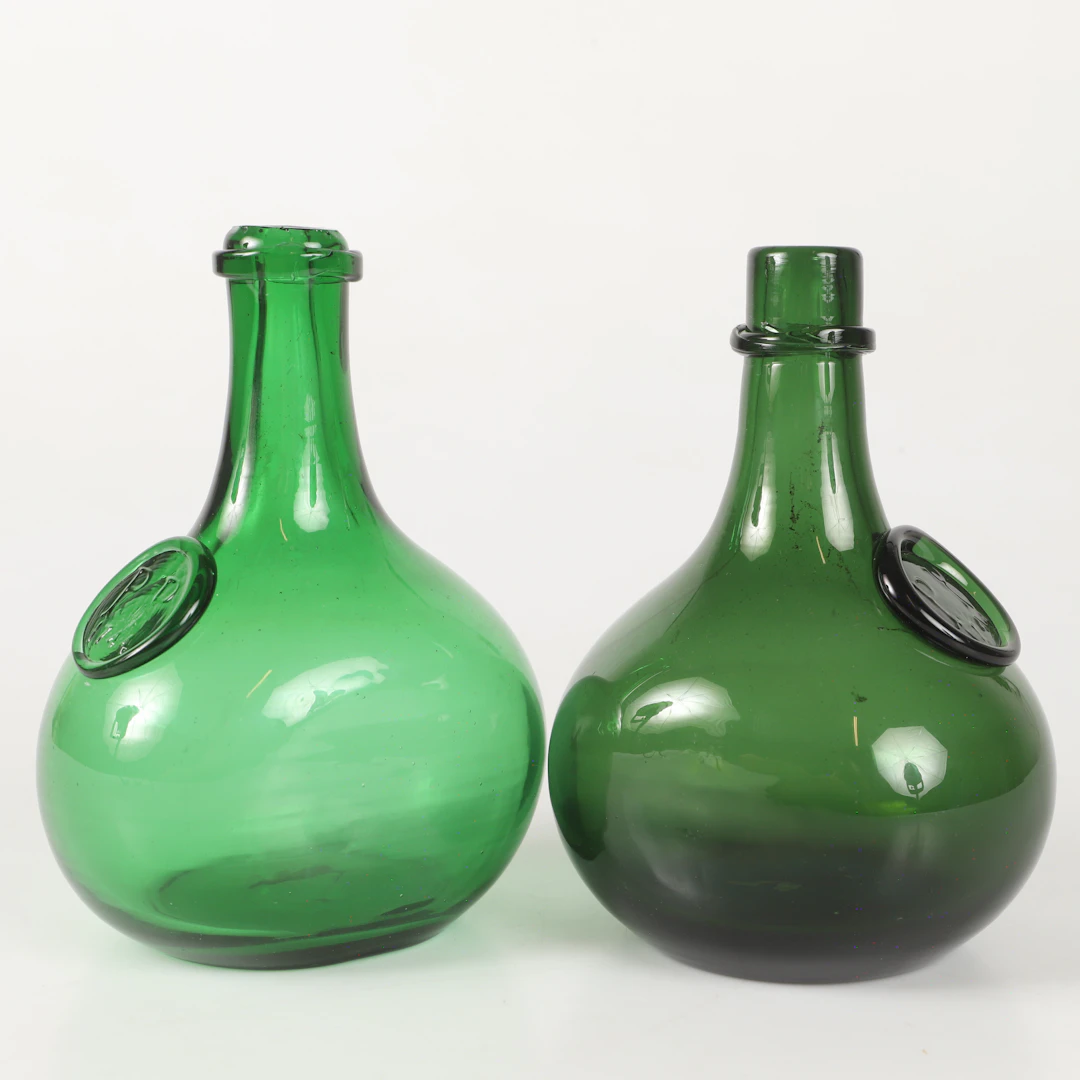 FLASKOR, 2 stycken, grönt glas efter 1700-tals-modell, Henrikstorps