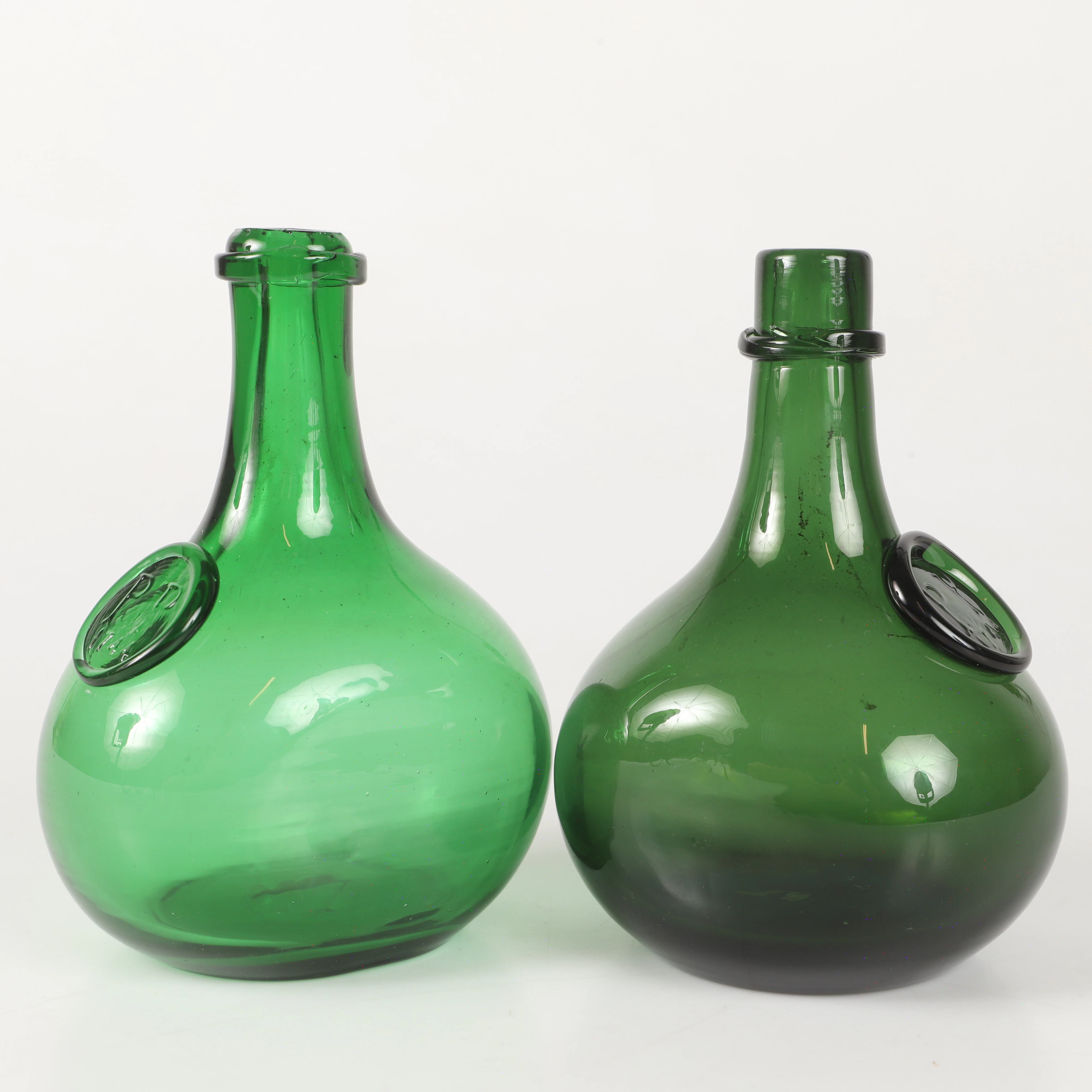 FLASKOR, 2 stycken, grönt glas efter 1700-tals-modell, Henrikstorps