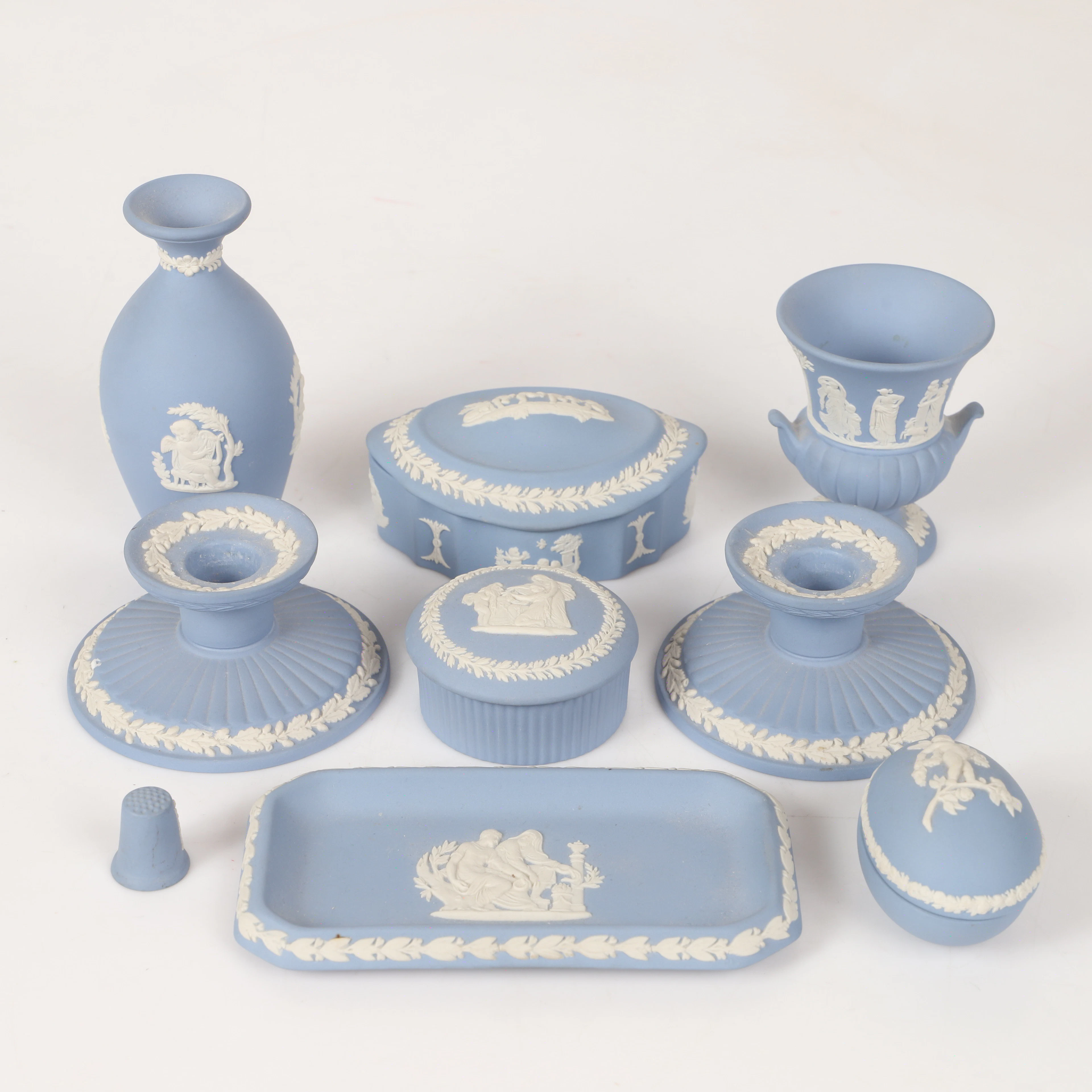 LOCKASKAR, LJUSSTAKAR M.M., 9 delar, porslin, Wedgwood, England.